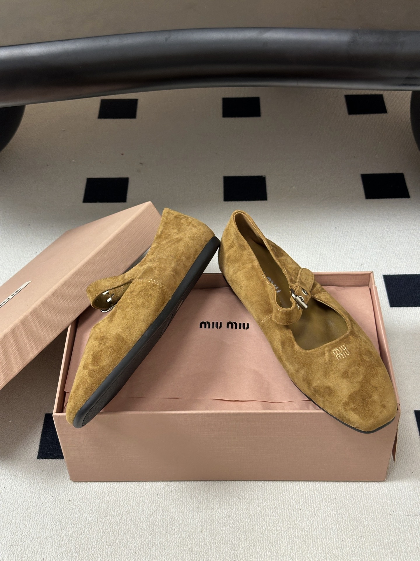 26ss 早秋新款MiuMiu 缪缪 麂皮绒面芭蕾舞鞋方头搭扣玛丽珍鞋蝴蝶结平底单鞋 自带温柔名媛的复古贵气氛围感，柔润