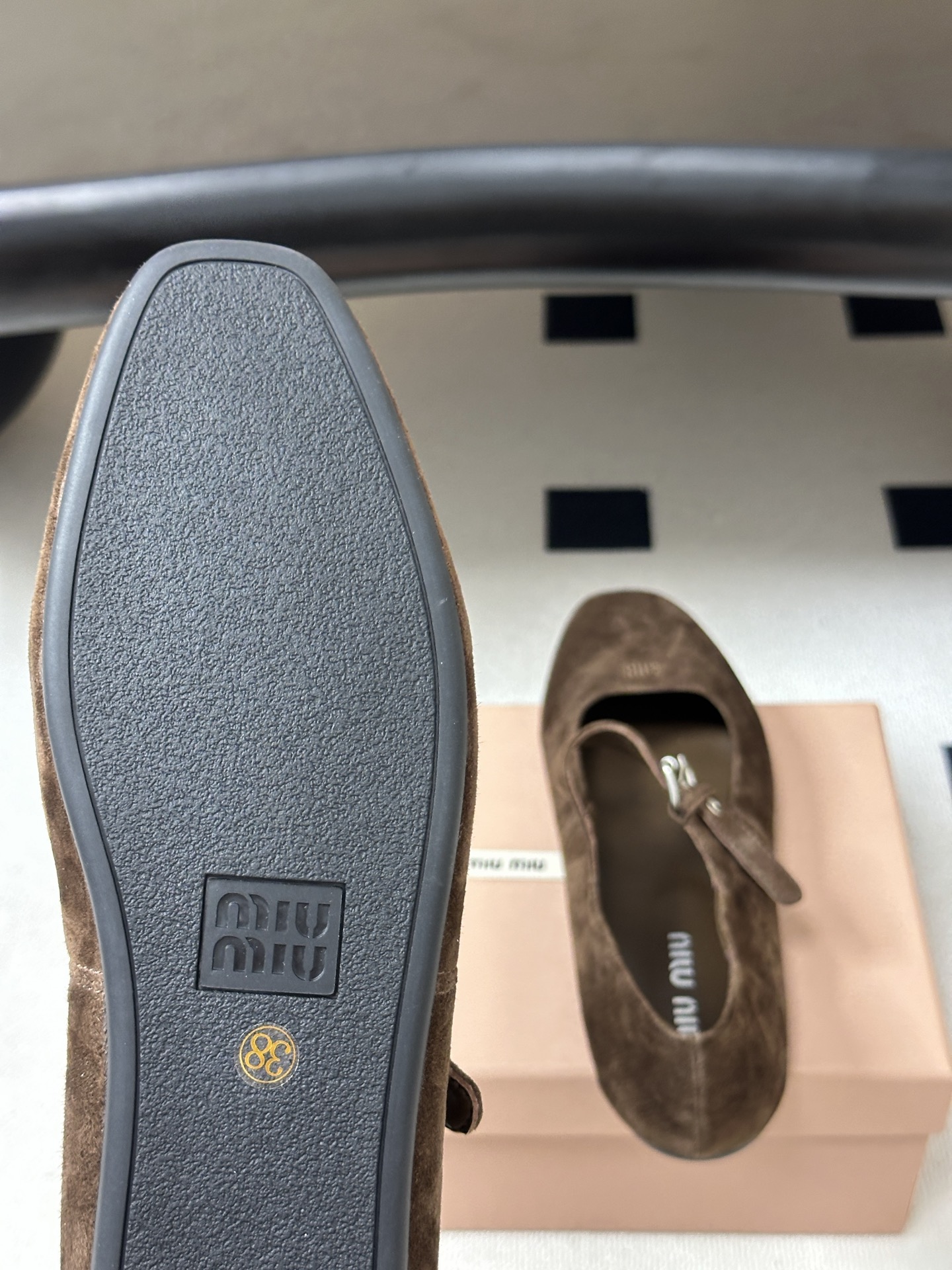 26ss 早秋新款MiuMiu 缪缪 麂皮绒面芭蕾舞鞋方头搭扣玛丽珍鞋蝴蝶结平底单鞋 自带温柔名媛的复古贵气氛围感，柔润
