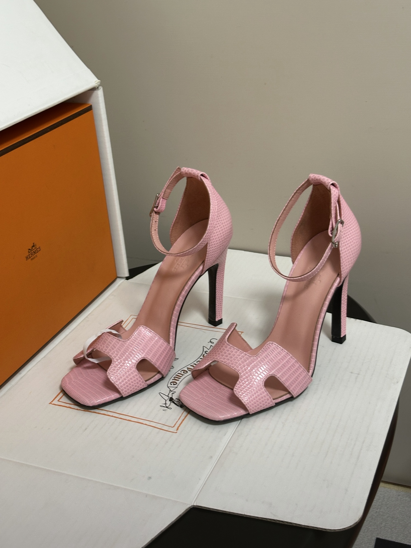 顶级品质（配高档飞机盒✈️） Hermes 爱马仕🐎 Joy 蛇纹皮凉鞋系列 H家细跟凉鞋经典H鞋面高跟凉鞋 高跟凉鞋，