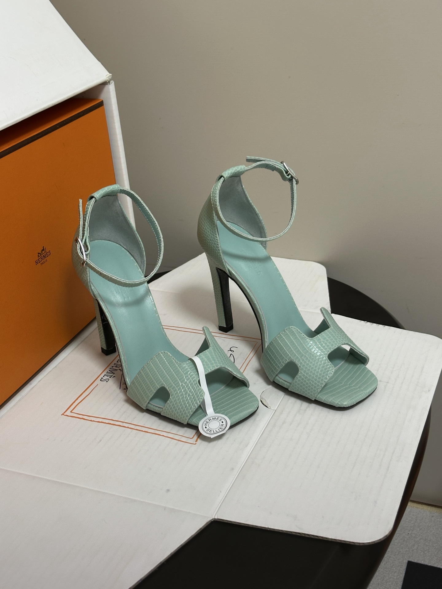 顶级品质（配高档飞机盒✈️） Hermes 爱马仕🐎 Joy 蛇纹皮凉鞋系列 H家细跟凉鞋经典H鞋面高跟凉鞋 高跟凉鞋，