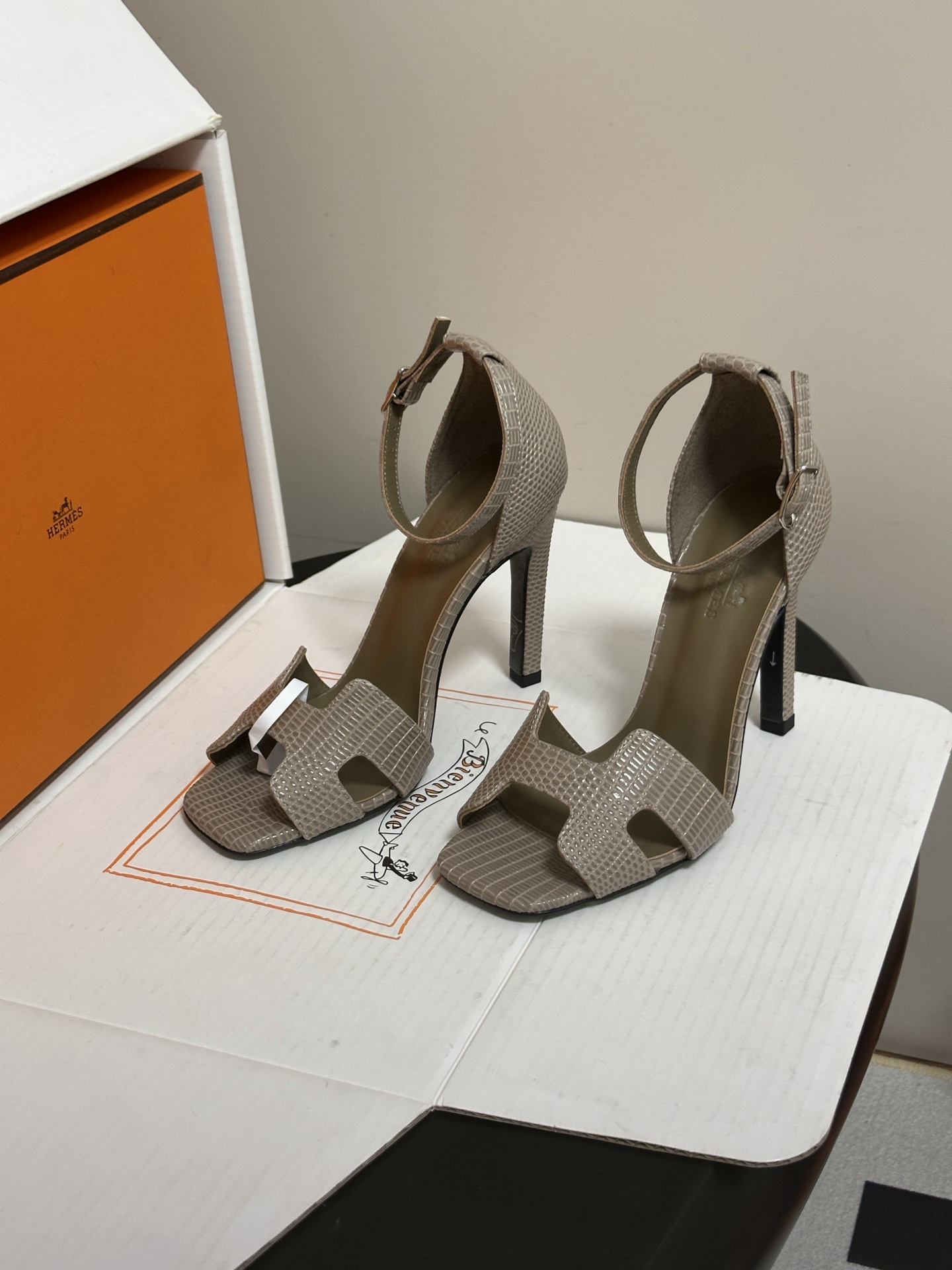 顶级品质（配高档飞机盒✈️） Hermes 爱马仕🐎 Joy 蛇纹皮凉鞋系列 H家细跟凉鞋经典H鞋面高跟凉鞋 高跟凉鞋，