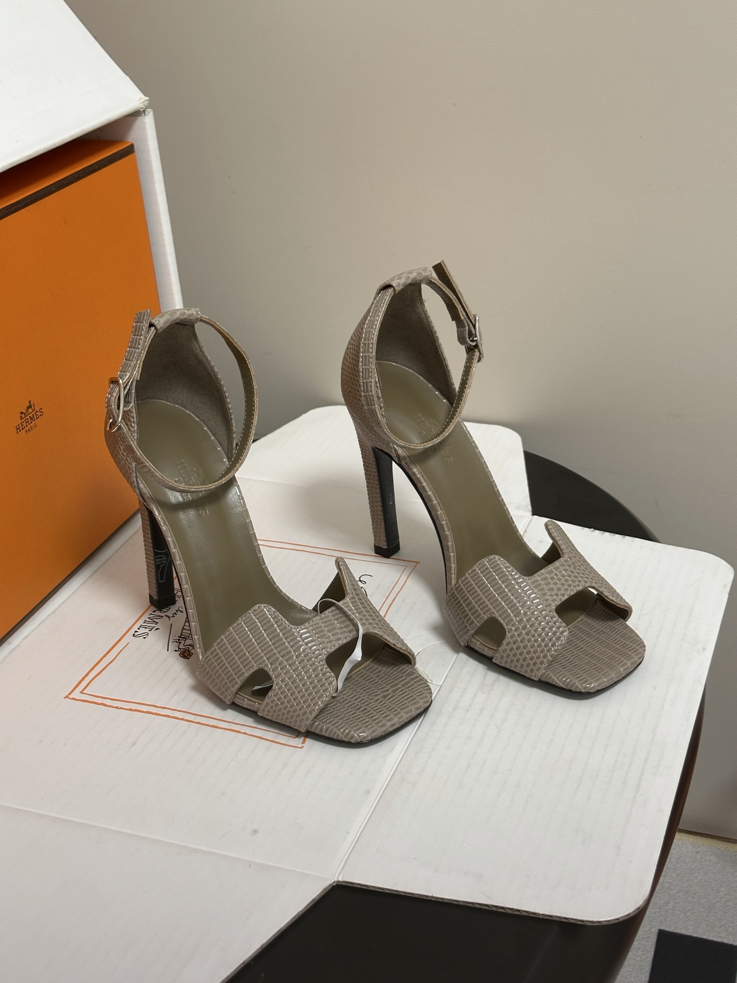 顶级品质（配高档飞机盒✈️） Hermes 爱马仕🐎 Joy 蛇纹皮凉鞋系列 H家细跟凉鞋经典H鞋面高跟凉鞋 高跟凉鞋，