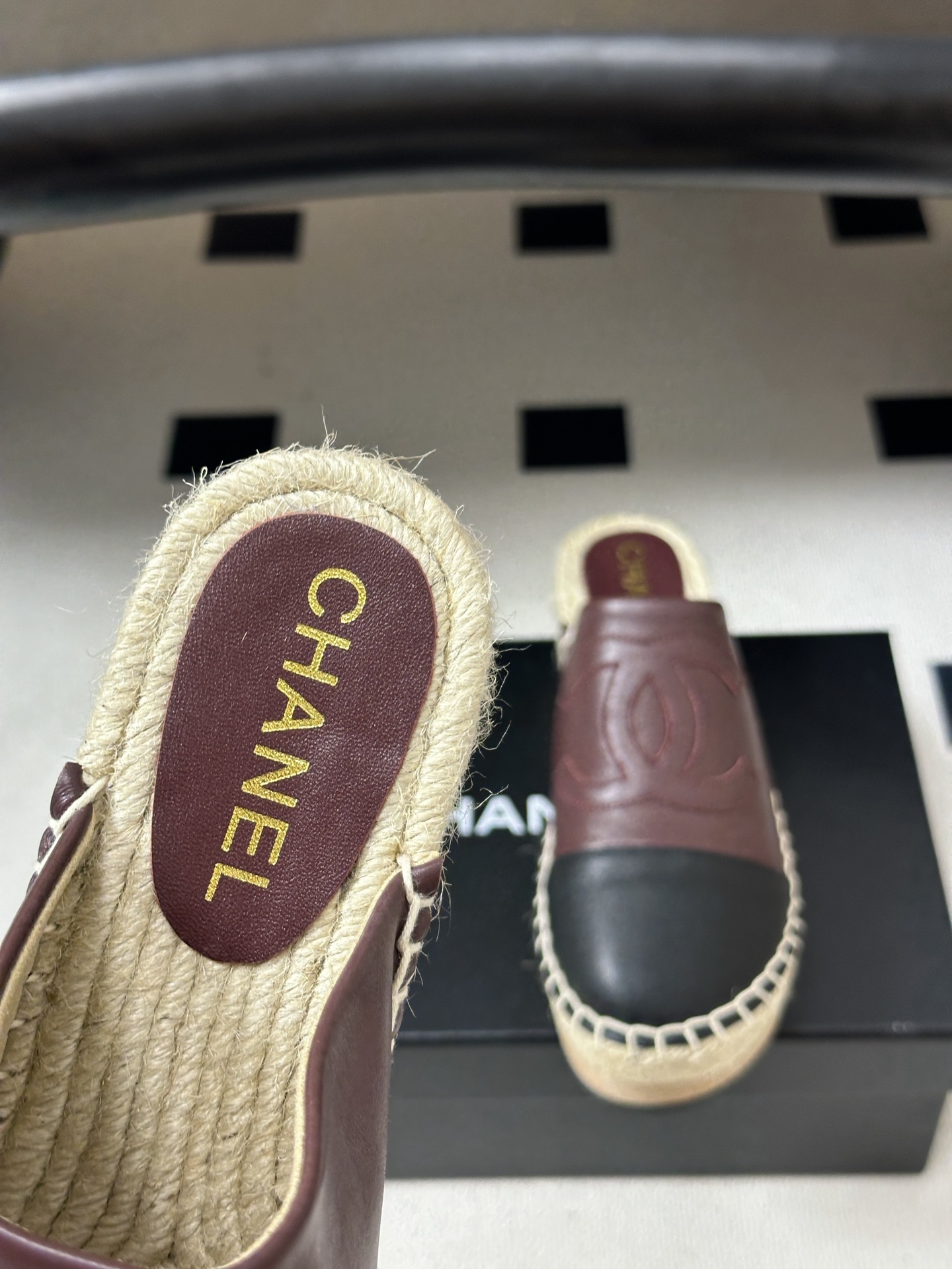春夏新款Chanel 26A小香经典拼色双C半拖鞋包头厚底实木底穆勒凉拖鞋 标志性双C闪耀夺目，自带贵气，为拖鞋注入品牌