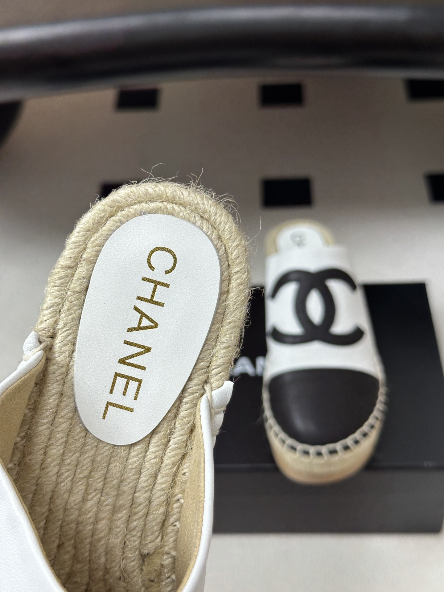 春夏新款Chanel 26A小香经典拼色双C半拖鞋包头厚底实木底穆勒凉拖鞋 标志性双C闪耀夺目，自带贵气，为拖鞋注入品牌