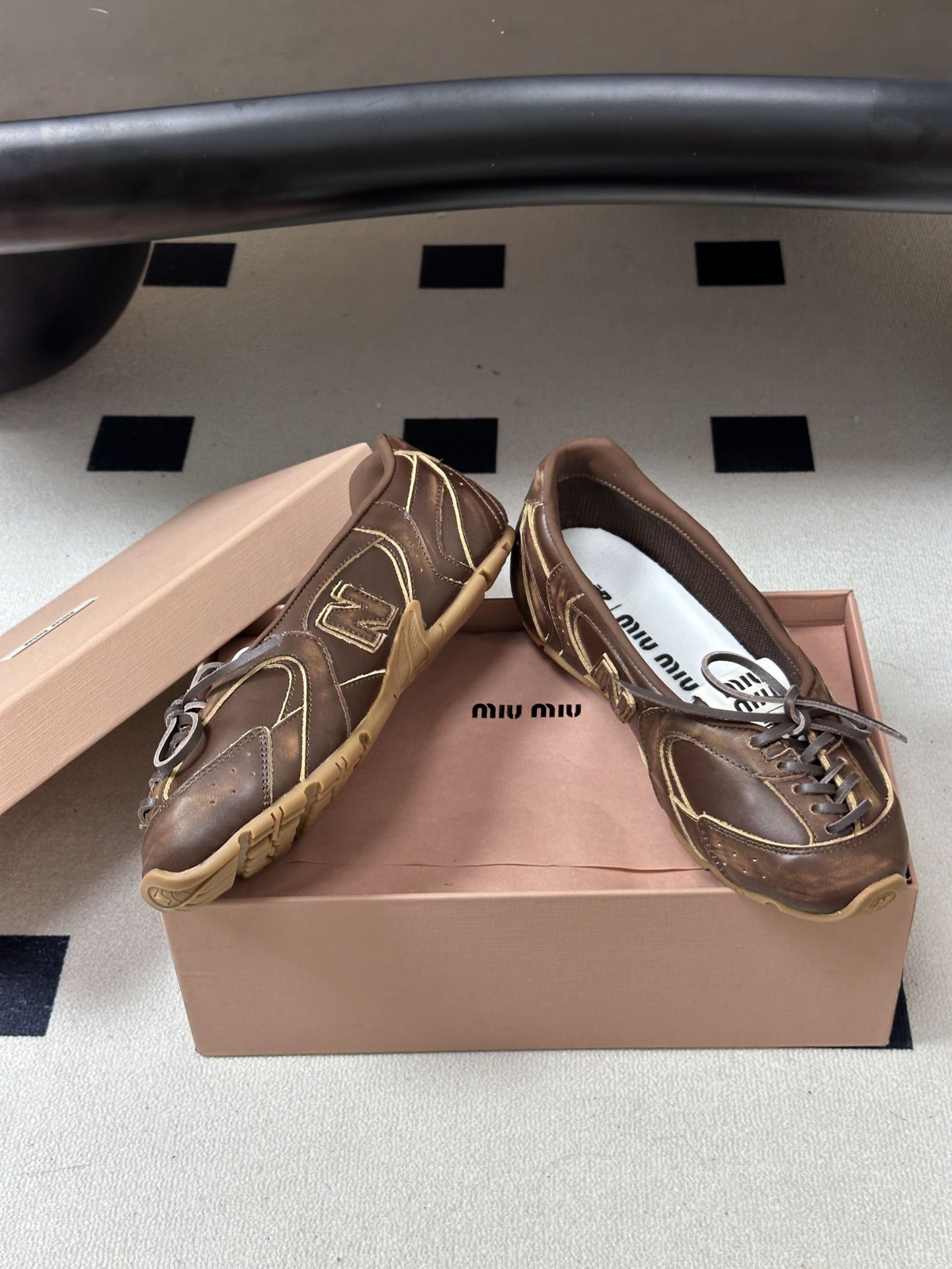 2026早秋新款 MIUMIU X NEW Balance 缪缪 NB联名浅口芭蕾舞鞋系带平底休闲单鞋 自带松弛复古文艺