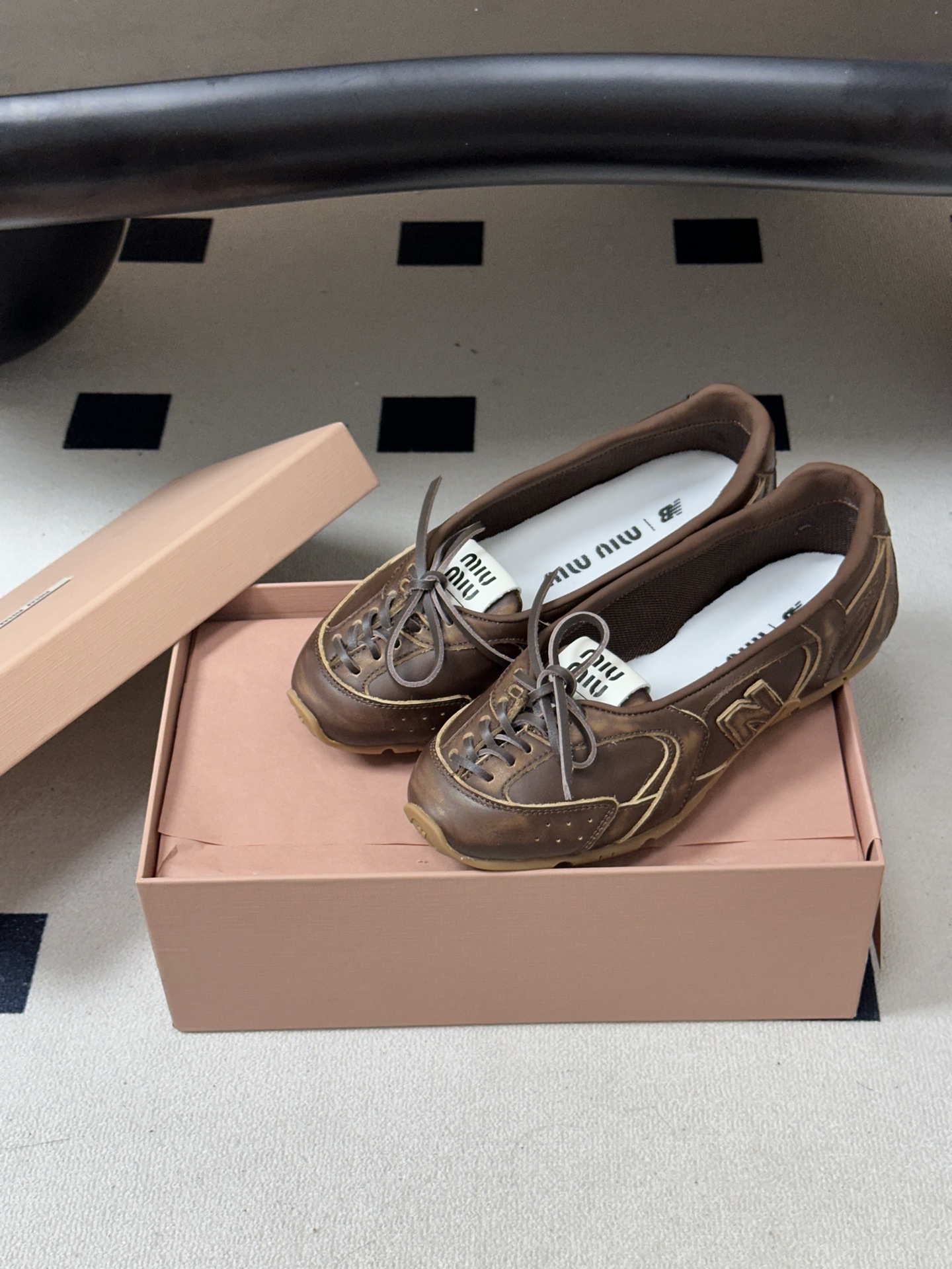 2026早秋新款 MIUMIU X NEW Balance 缪缪 NB联名浅口芭蕾舞鞋系带平底休闲单鞋 自带松弛复古文艺