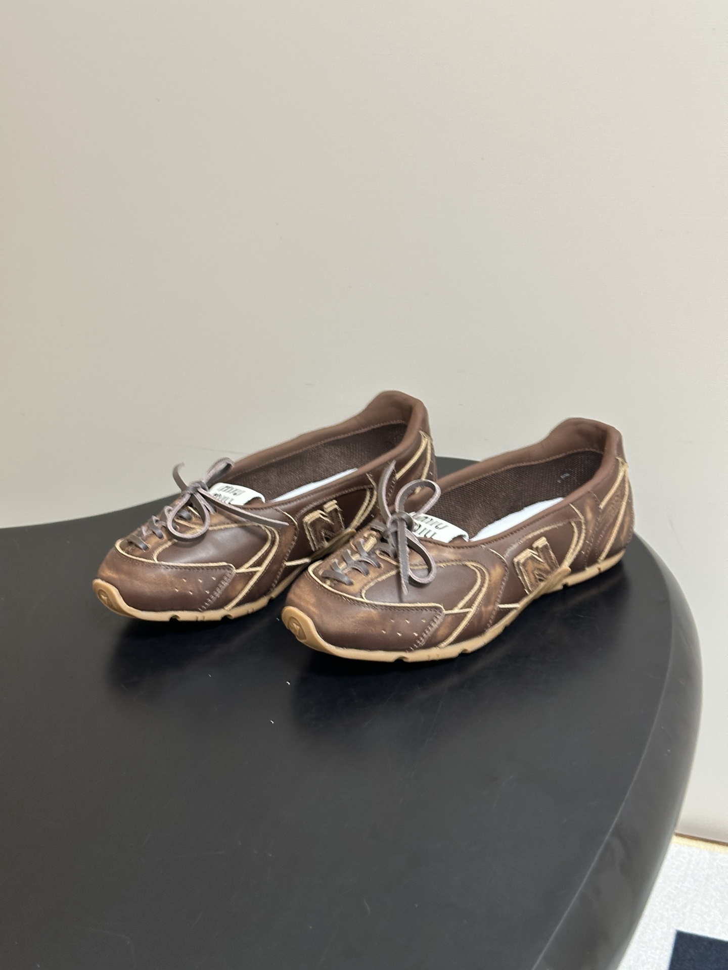 2026早秋新款 MIUMIU X NEW Balance 缪缪 NB联名浅口芭蕾舞鞋系带平底休闲单鞋 自带松弛复古文艺