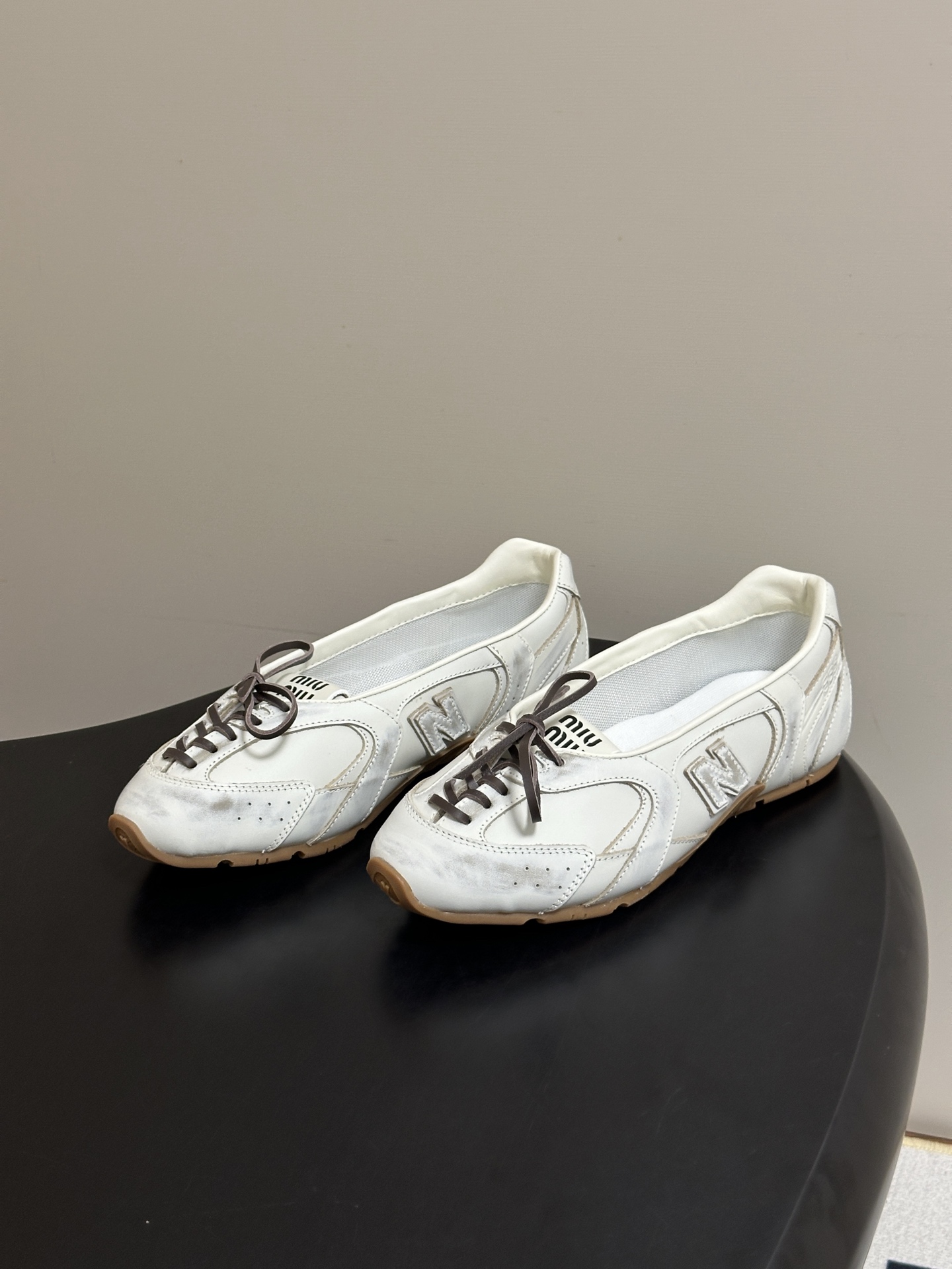 2026早秋新款 MIUMIU X NEW Balance 缪缪 NB联名浅口芭蕾舞鞋系带平底休闲单鞋 自带松弛复古文艺