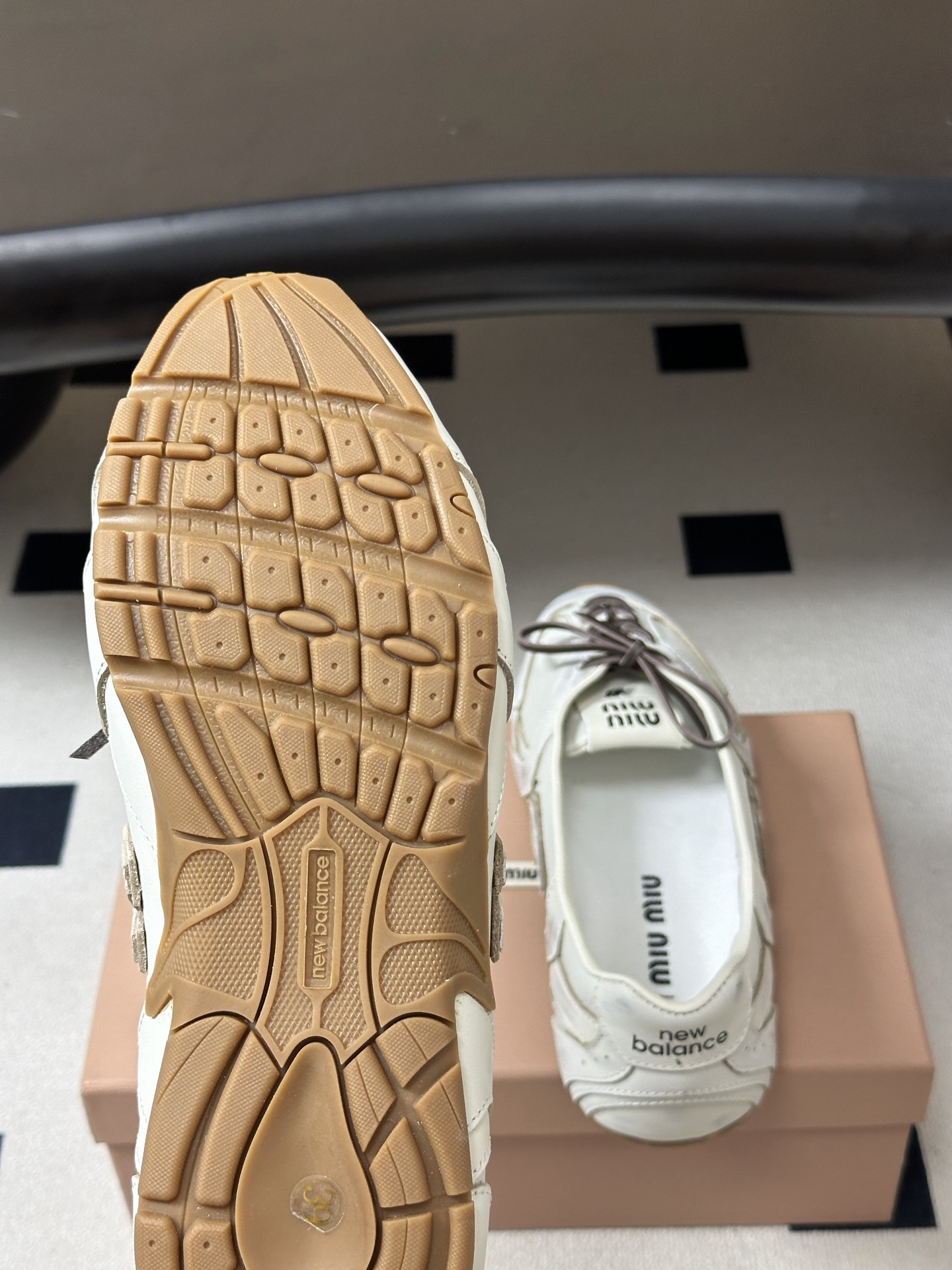2026早秋新款 MIUMIU X NEW Balance 缪缪 NB联名浅口芭蕾舞鞋系带平底休闲单鞋 自带松弛复古文艺