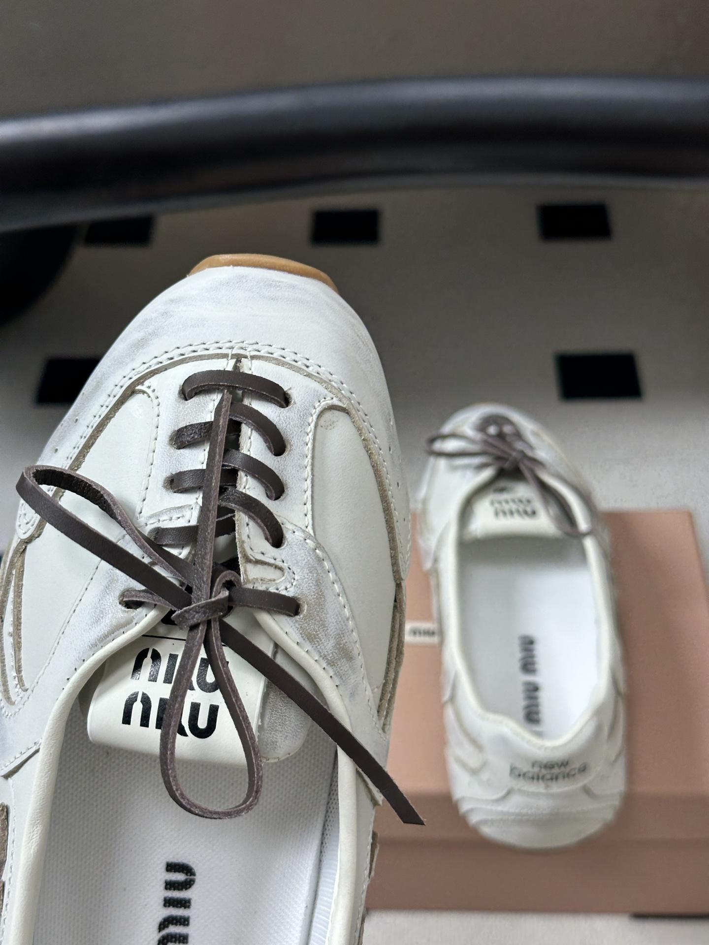 2026早秋新款 MIUMIU X NEW Balance 缪缪 NB联名浅口芭蕾舞鞋系带平底休闲单鞋 自带松弛复古文艺