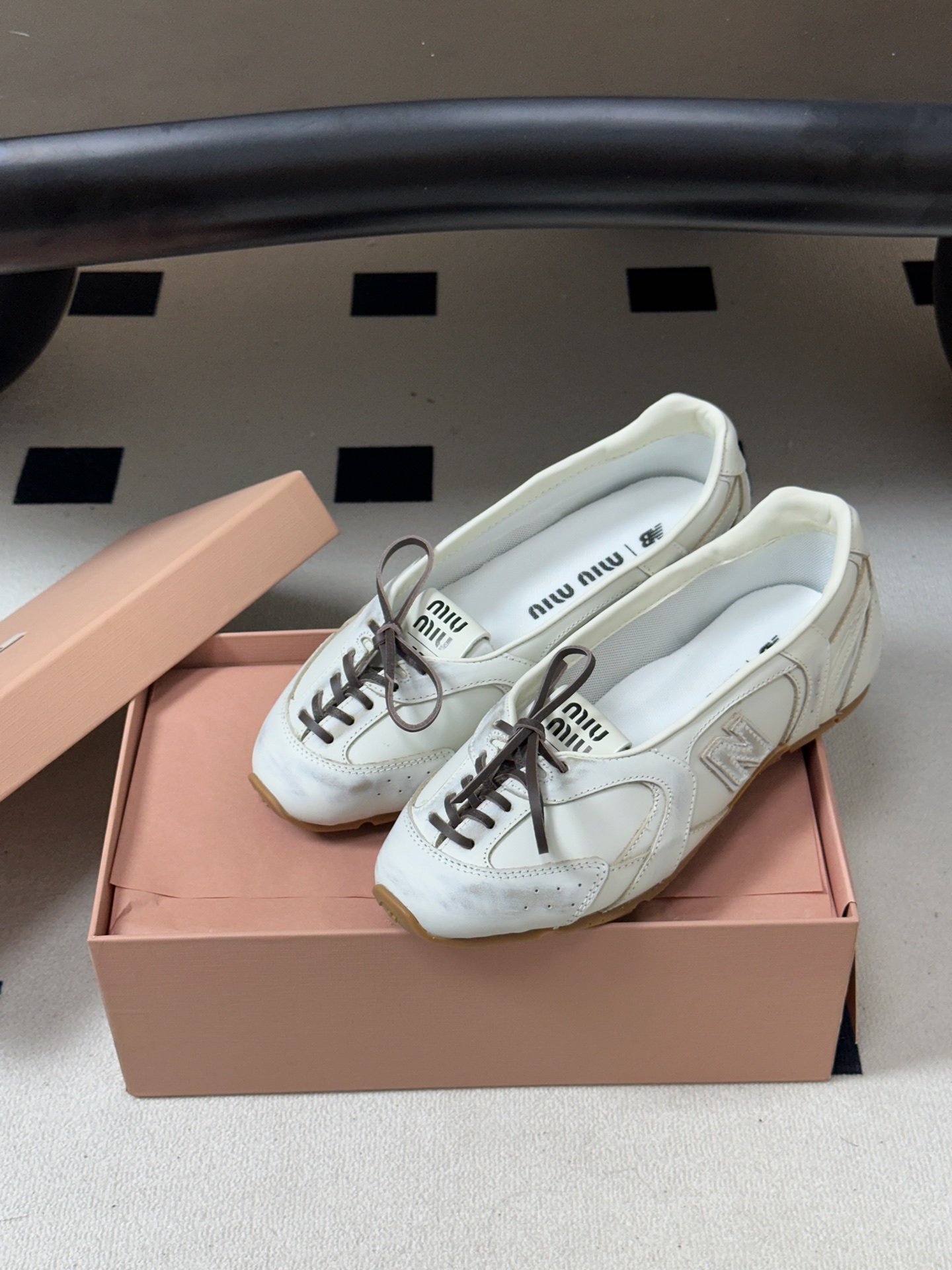 2026早秋新款 MIUMIU X NEW Balance 缪缪 NB联名浅口芭蕾舞鞋系带平底休闲单鞋 自带松弛复古文艺