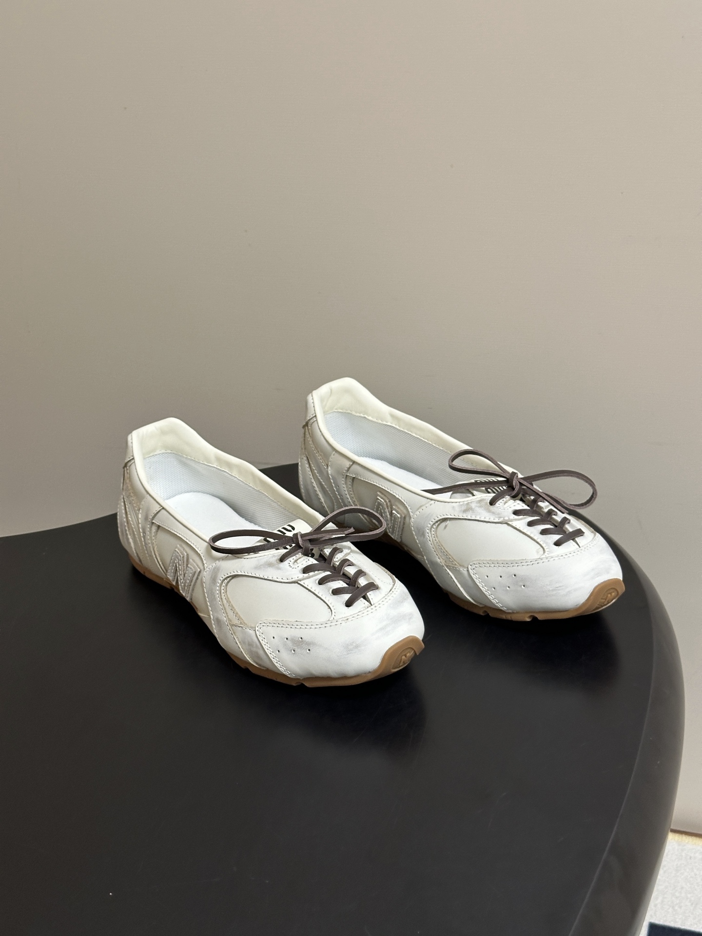 2026早秋新款 MIUMIU X NEW Balance 缪缪 NB联名浅口芭蕾舞鞋系带平底休闲单鞋 自带松弛复古文艺