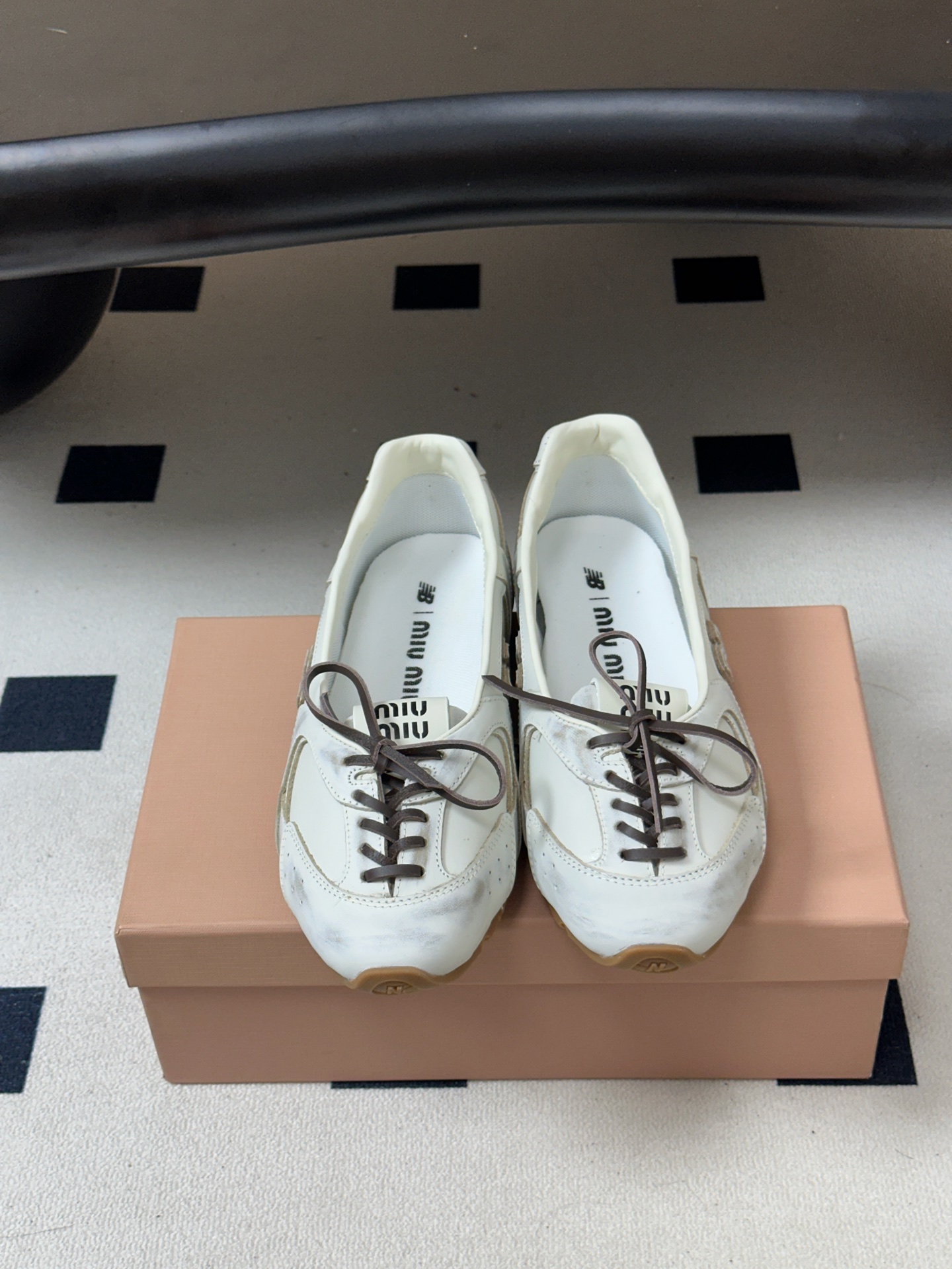 2026早秋新款 MIUMIU X NEW Balance 缪缪 NB联名浅口芭蕾舞鞋系带平底休闲单鞋 自带松弛复古文艺