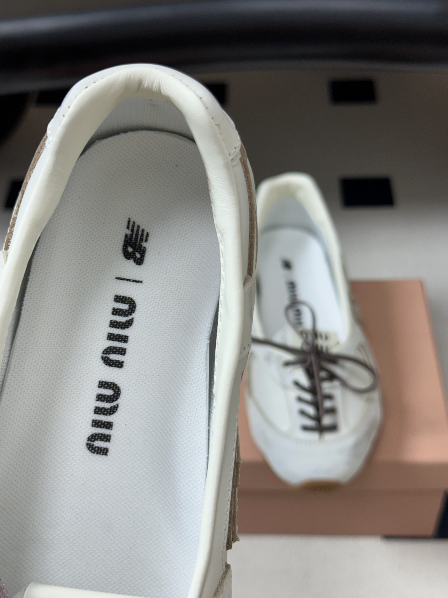 2026早秋新款 MIUMIU X NEW Balance 缪缪 NB联名浅口芭蕾舞鞋系带平底休闲单鞋 自带松弛复古文艺
