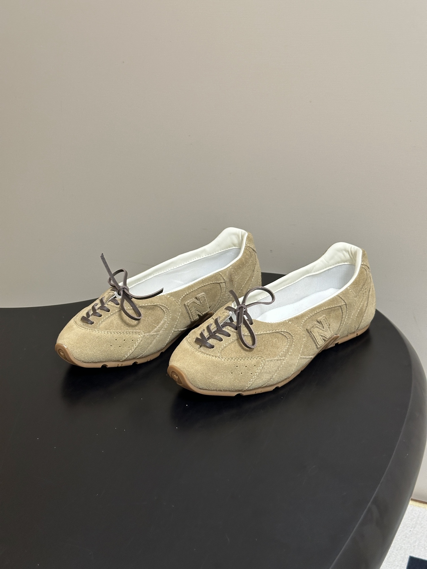 2026早秋新款 MIUMIU X NEW Balance 缪缪 NB联名浅口芭蕾舞鞋系带平底休闲单鞋 自带松弛复古文艺