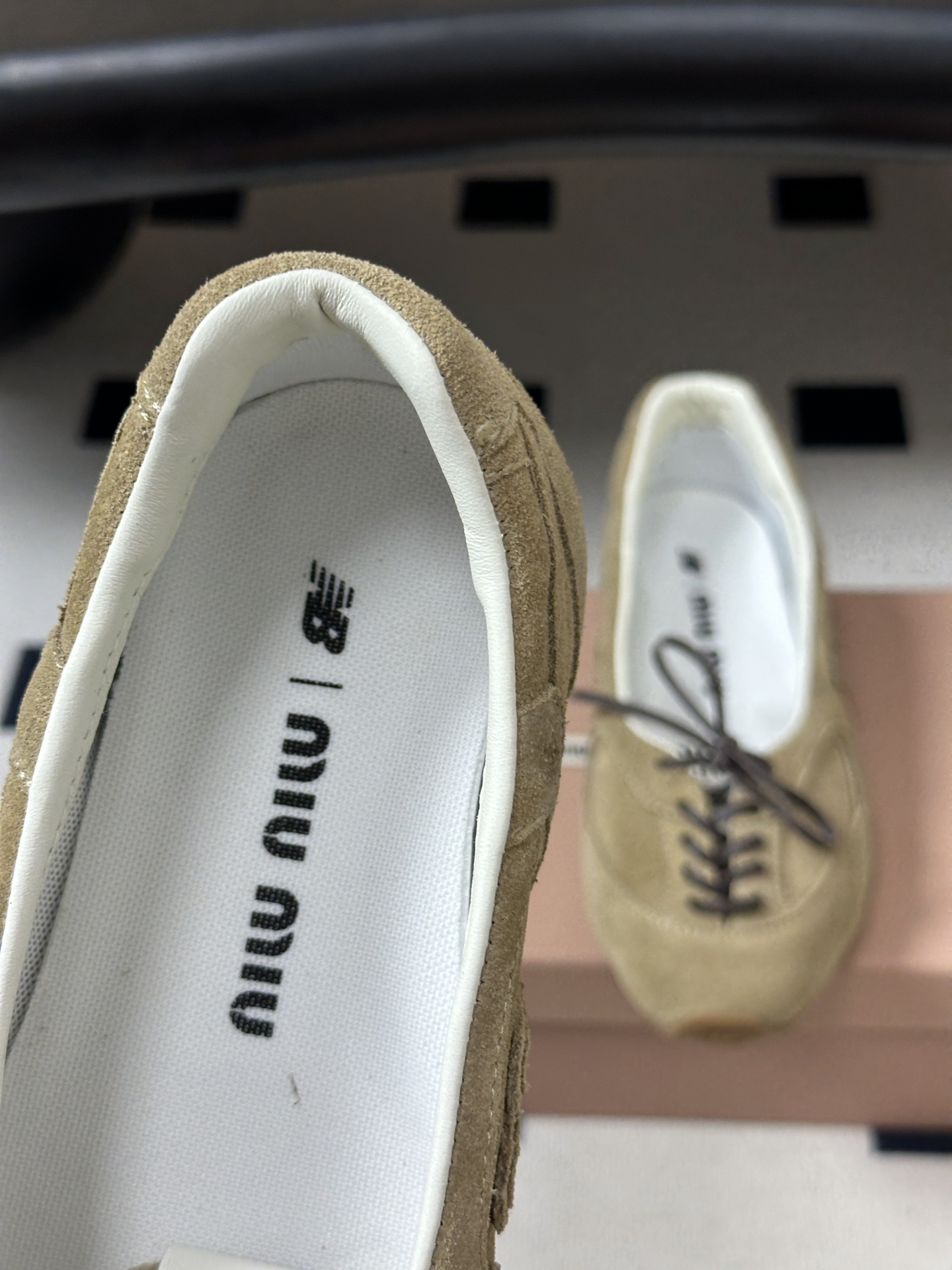 2026早秋新款 MIUMIU X NEW Balance 缪缪 NB联名浅口芭蕾舞鞋系带平底休闲单鞋 自带松弛复古文艺