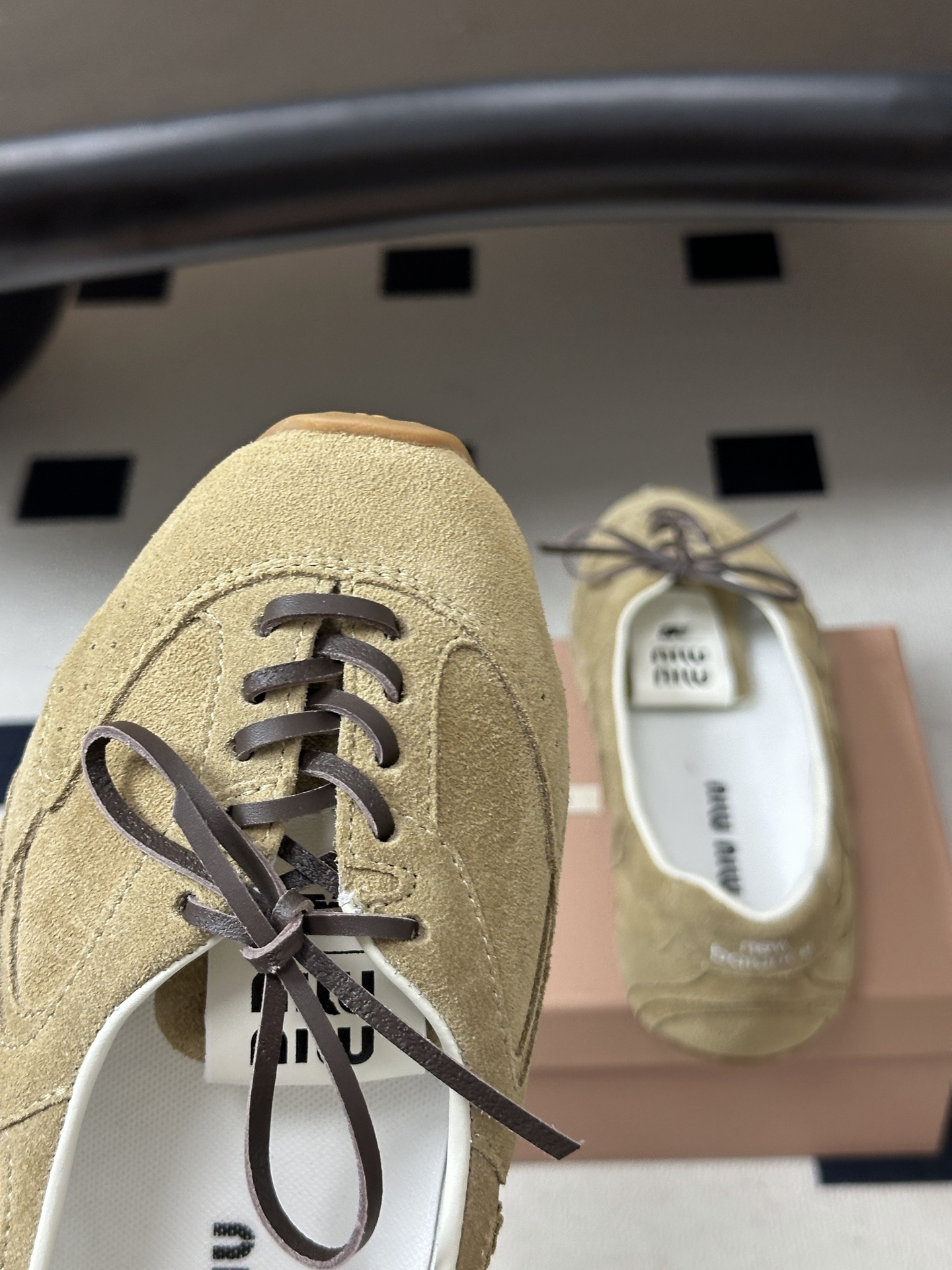 2026早秋新款 MIUMIU X NEW Balance 缪缪 NB联名浅口芭蕾舞鞋系带平底休闲单鞋 自带松弛复古文艺