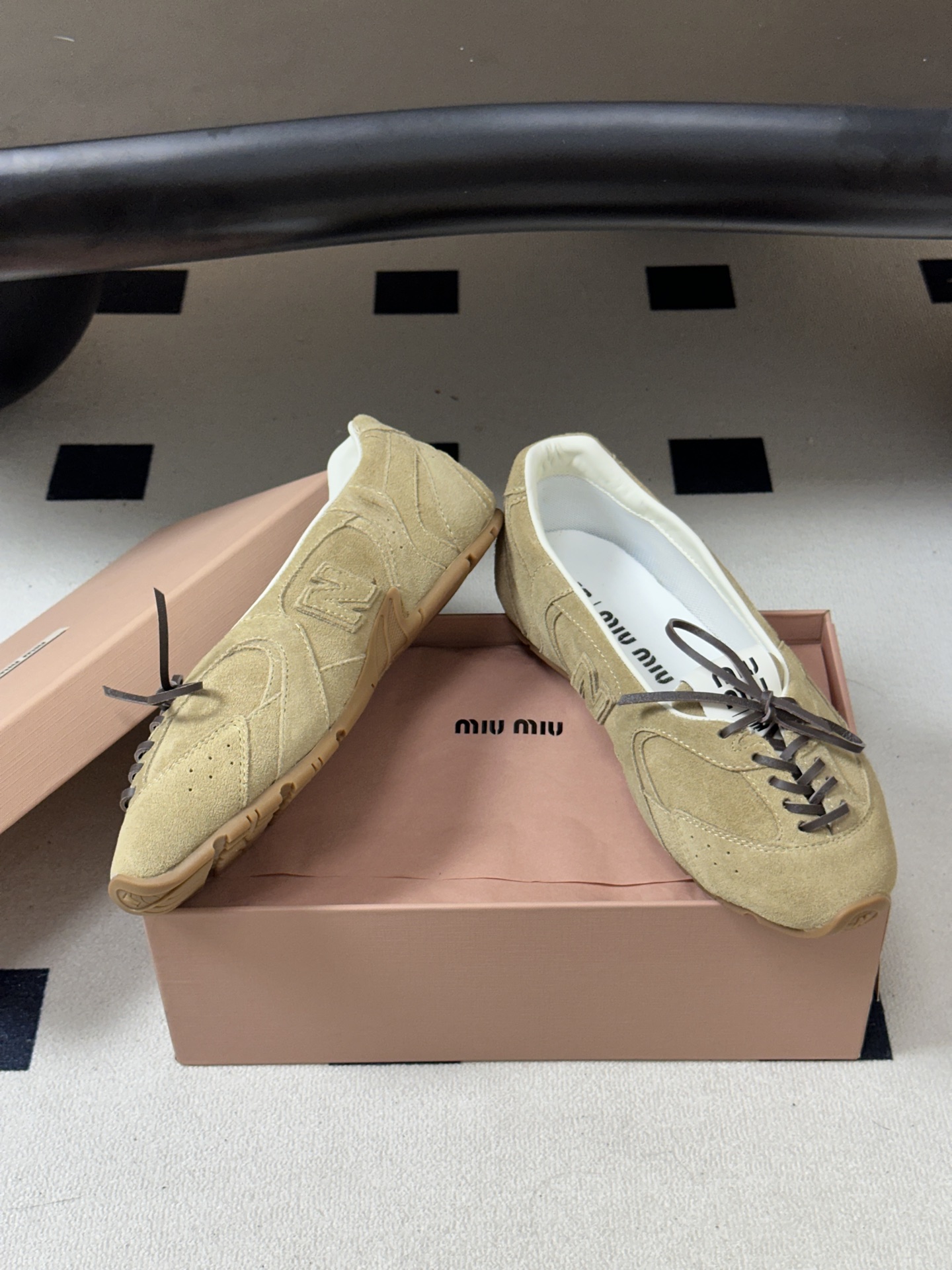 2026早秋新款 MIUMIU X NEW Balance 缪缪 NB联名浅口芭蕾舞鞋系带平底休闲单鞋 自带松弛复古文艺