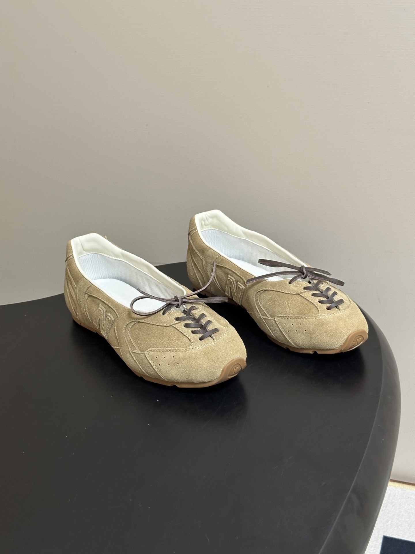 2026早秋新款 MIUMIU X NEW Balance 缪缪 NB联名浅口芭蕾舞鞋系带平底休闲单鞋 自带松弛复古文艺