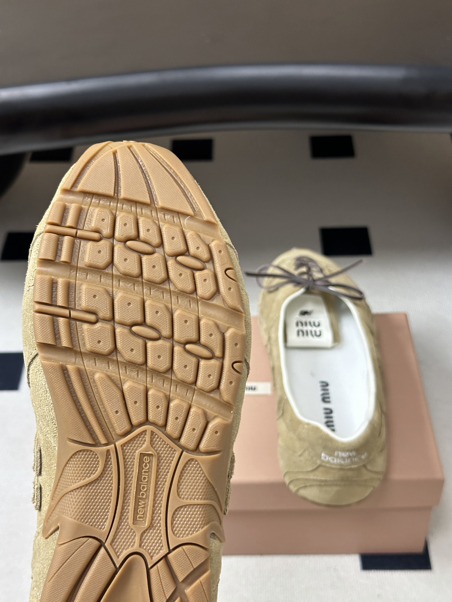 2026早秋新款 MIUMIU X NEW Balance 缪缪 NB联名浅口芭蕾舞鞋系带平底休闲单鞋 自带松弛复古文艺