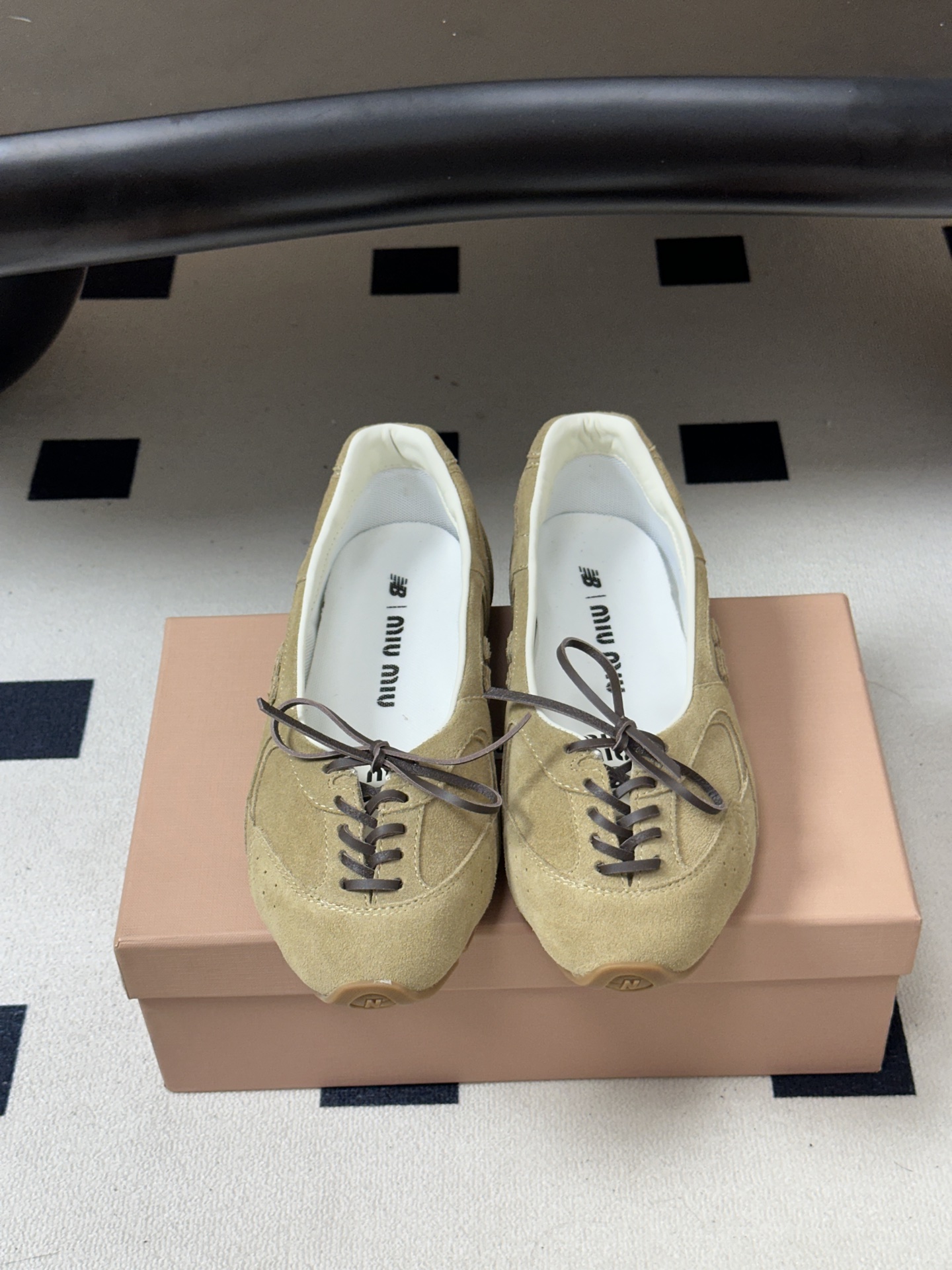 2026早秋新款 MIUMIU X NEW Balance 缪缪 NB联名浅口芭蕾舞鞋系带平底休闲单鞋 自带松弛复古文艺