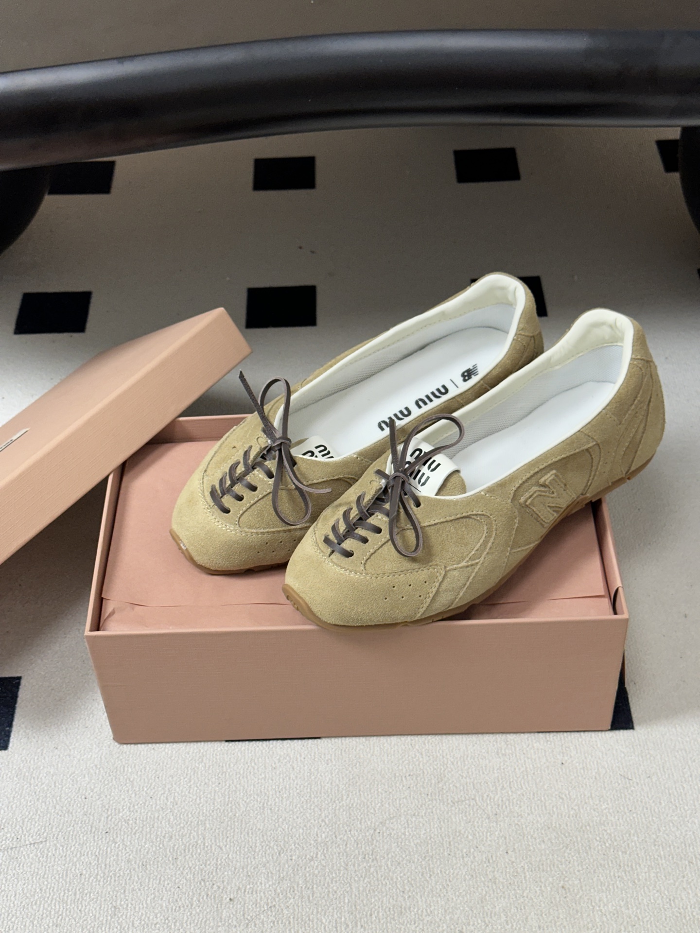 2026早秋新款 MIUMIU X NEW Balance 缪缪 NB联名浅口芭蕾舞鞋系带平底休闲单鞋 自带松弛复古文艺