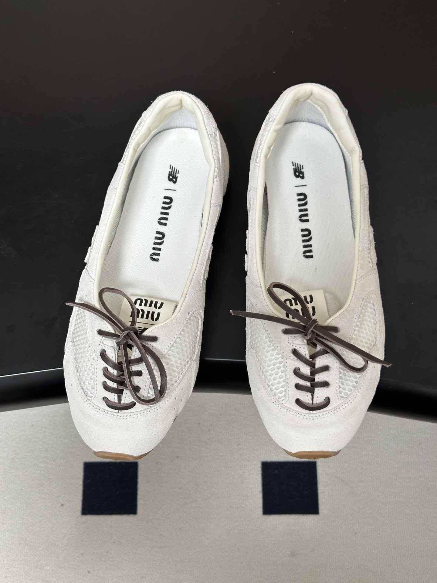 2026早秋新款 MIUMIU X NEW Balance 缪缪 NB联名浅口芭蕾舞鞋系带平底休闲单鞋 自带松弛复古文艺