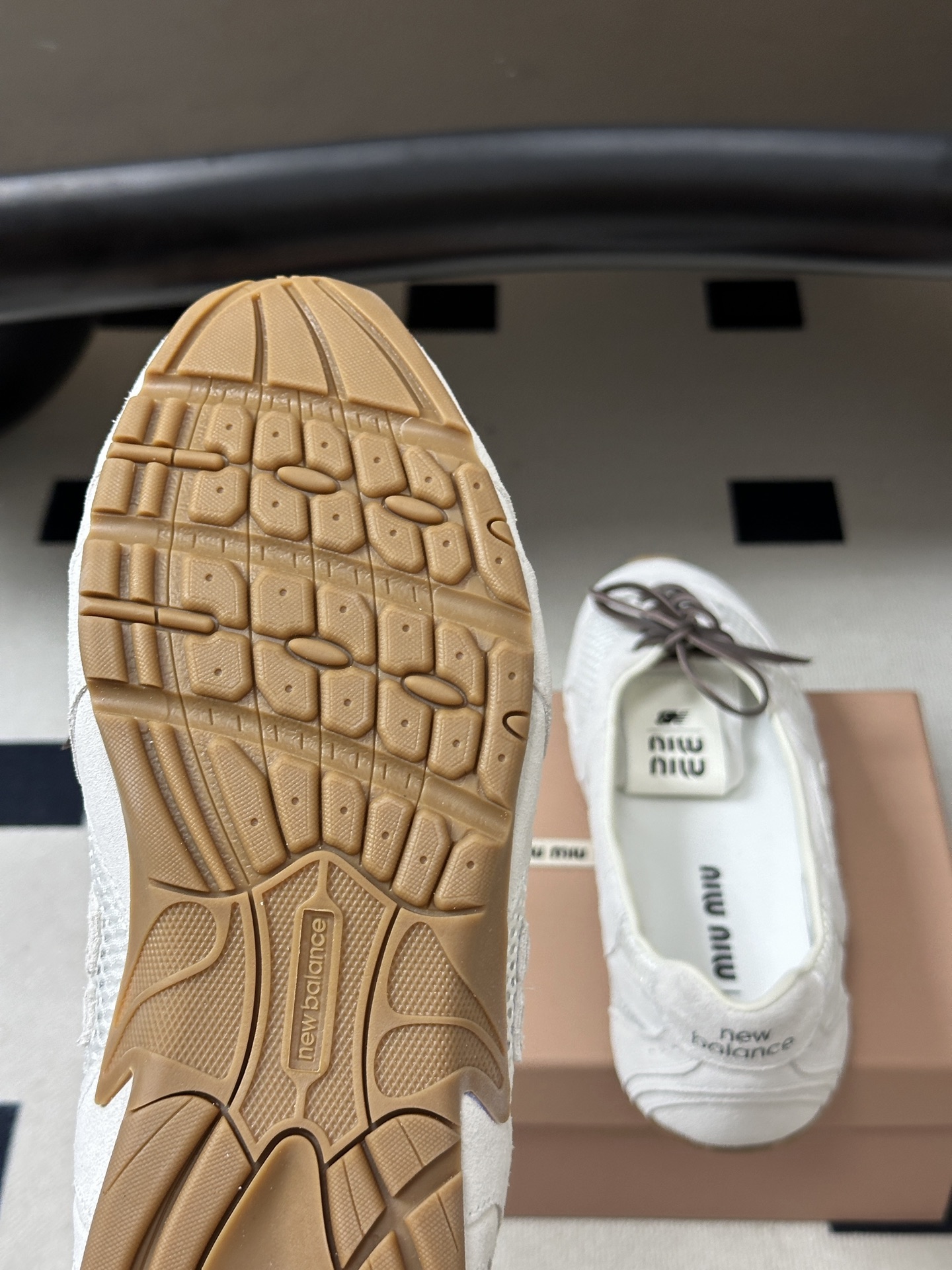 2026早秋新款 MIUMIU X NEW Balance 缪缪 NB联名浅口芭蕾舞鞋系带平底休闲单鞋 自带松弛复古文艺