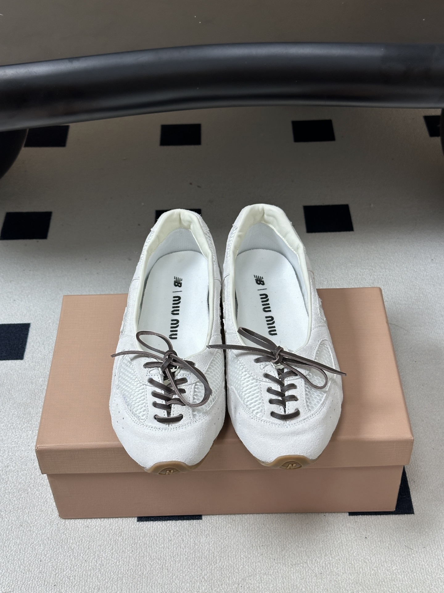 2026早秋新款 MIUMIU X NEW Balance 缪缪 NB联名浅口芭蕾舞鞋系带平底休闲单鞋 自带松弛复古文艺