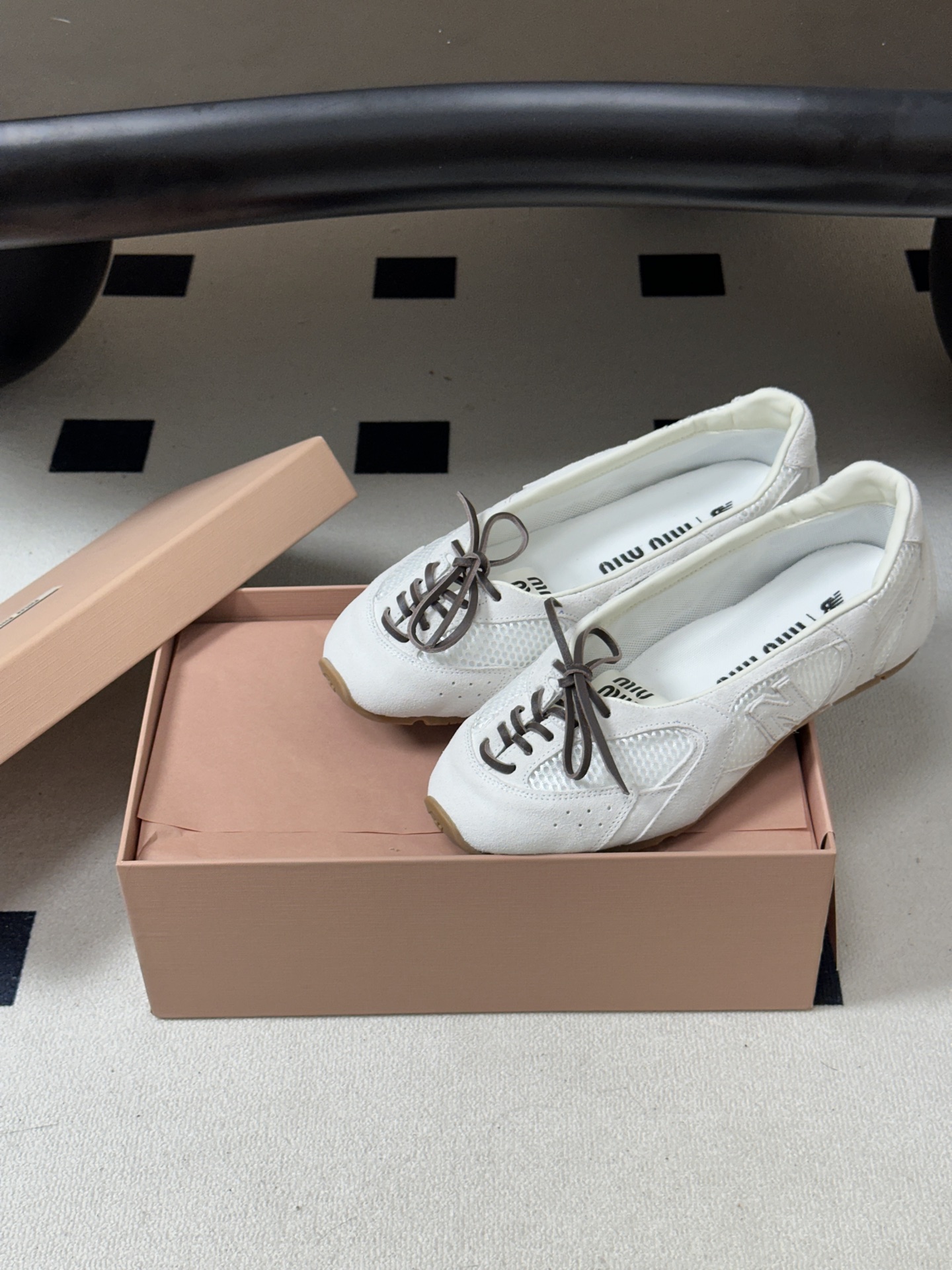 2026早秋新款 MIUMIU X NEW Balance 缪缪 NB联名浅口芭蕾舞鞋系带平底休闲单鞋 自带松弛复古文艺