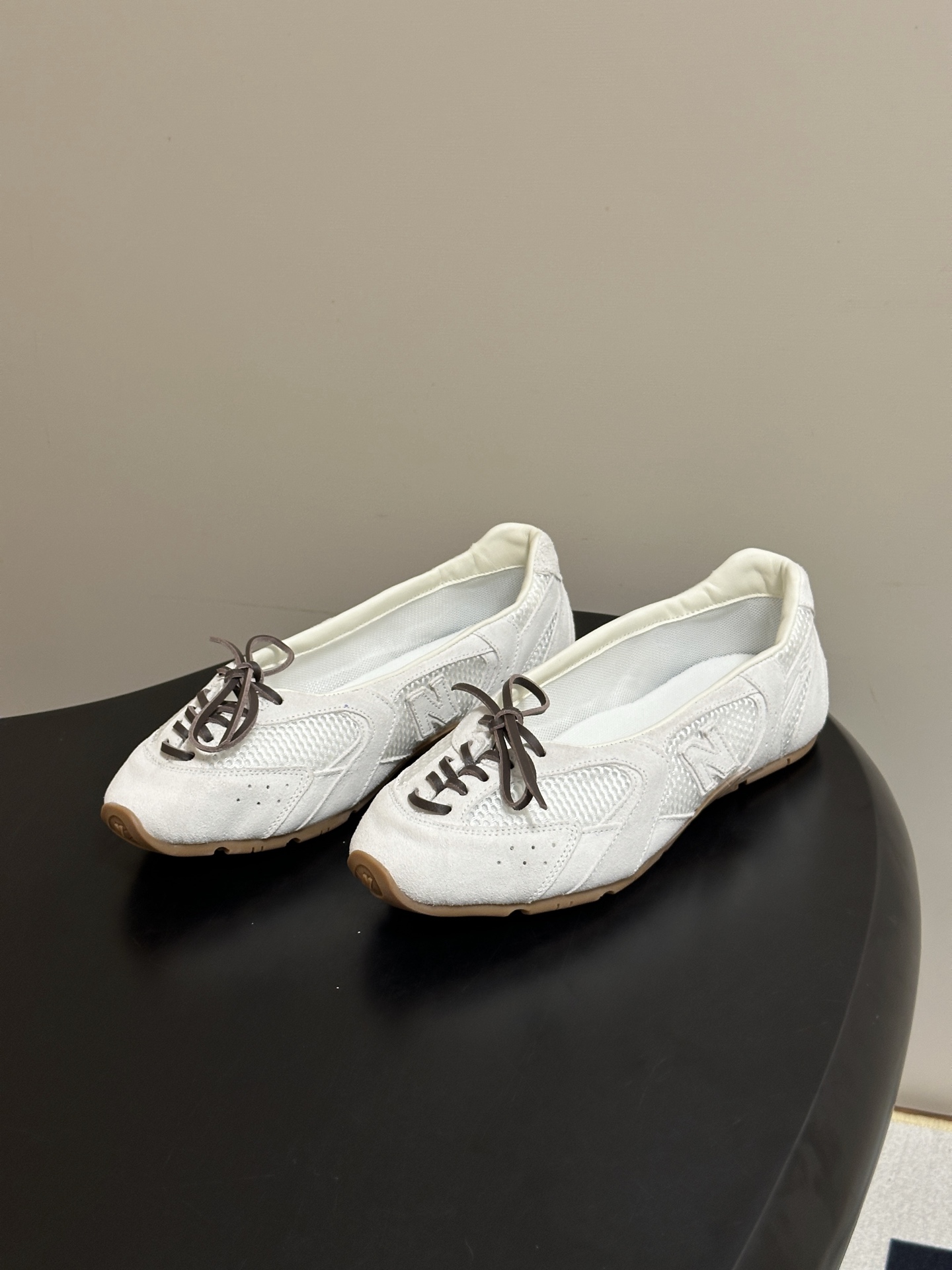 2026早秋新款 MIUMIU X NEW Balance 缪缪 NB联名浅口芭蕾舞鞋系带平底休闲单鞋 自带松弛复古文艺