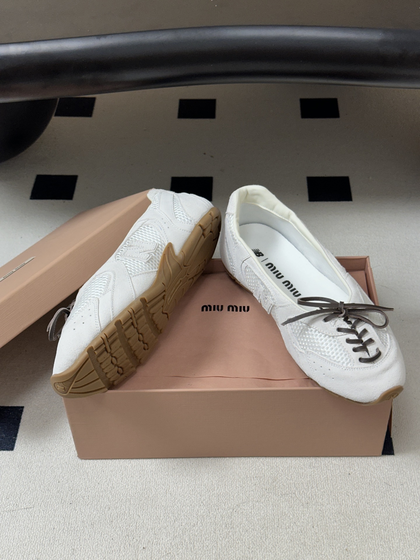 2026早秋新款 MIUMIU X NEW Balance 缪缪 NB联名浅口芭蕾舞鞋系带平底休闲单鞋 自带松弛复古文艺