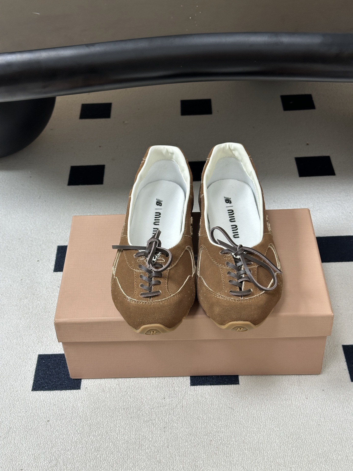 2026早秋新款 MIUMIU X NEW Balance 缪缪 NB联名浅口芭蕾舞鞋系带平底休闲单鞋 自带松弛复古文艺