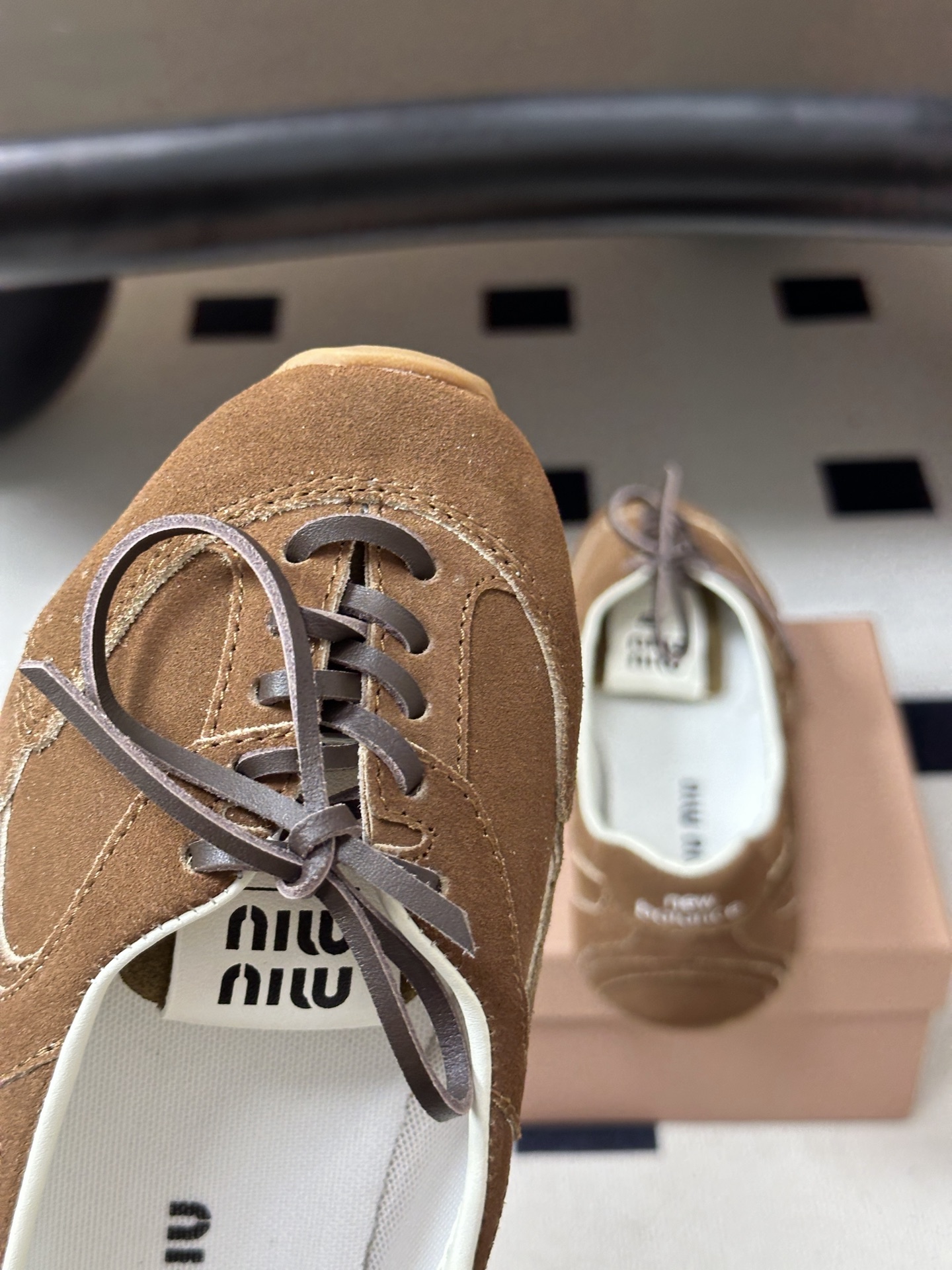 2026早秋新款 MIUMIU X NEW Balance 缪缪 NB联名浅口芭蕾舞鞋系带平底休闲单鞋 自带松弛复古文艺