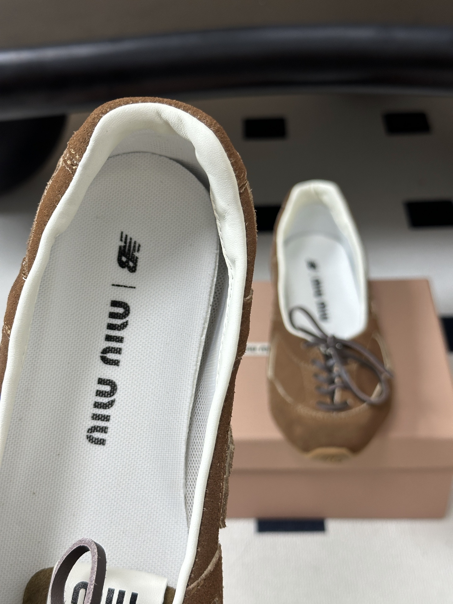 2026早秋新款 MIUMIU X NEW Balance 缪缪 NB联名浅口芭蕾舞鞋系带平底休闲单鞋 自带松弛复古文艺