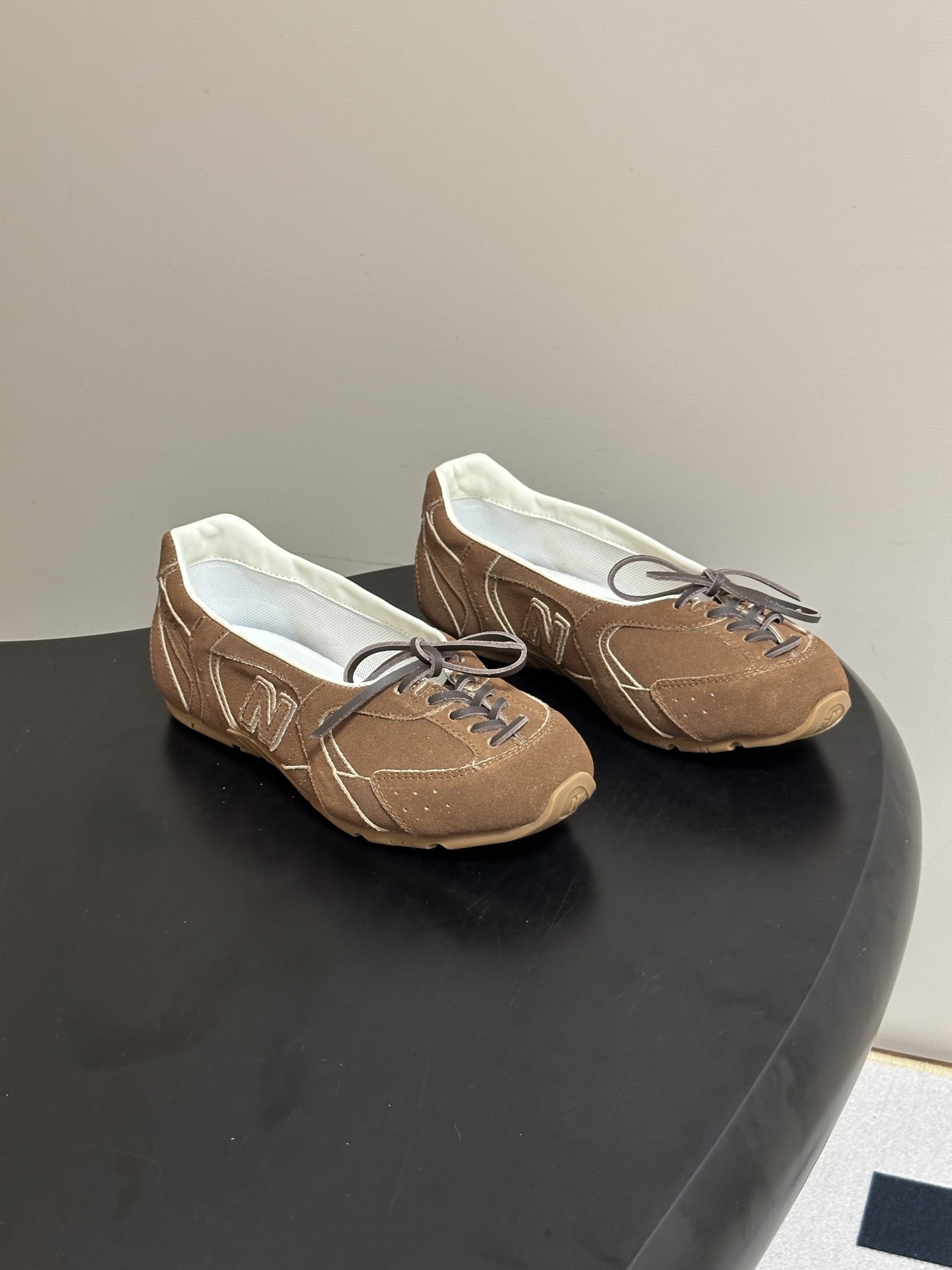 2026早秋新款 MIUMIU X NEW Balance 缪缪 NB联名浅口芭蕾舞鞋系带平底休闲单鞋 自带松弛复古文艺