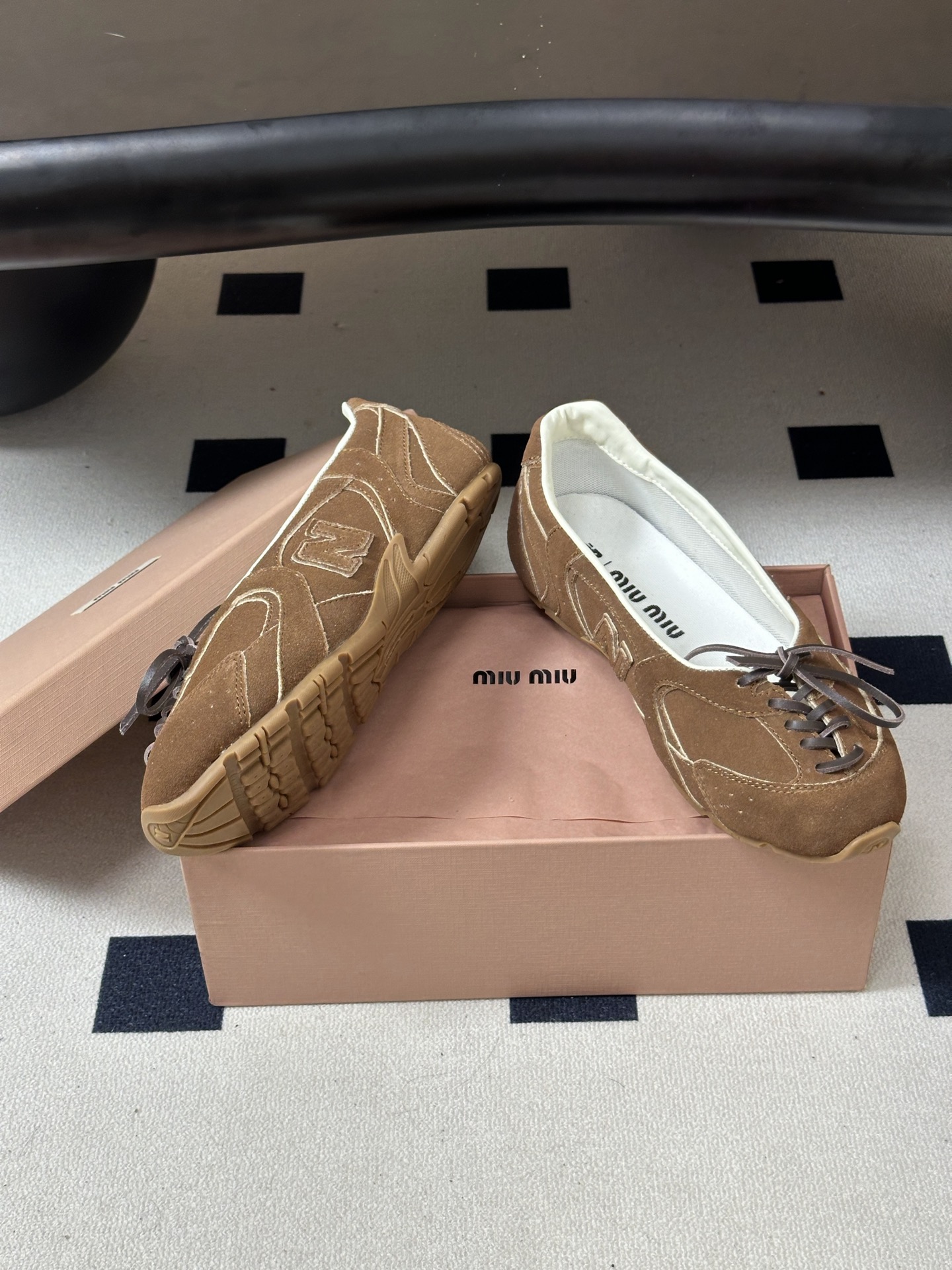 2026早秋新款 MIUMIU X NEW Balance 缪缪 NB联名浅口芭蕾舞鞋系带平底休闲单鞋 自带松弛复古文艺