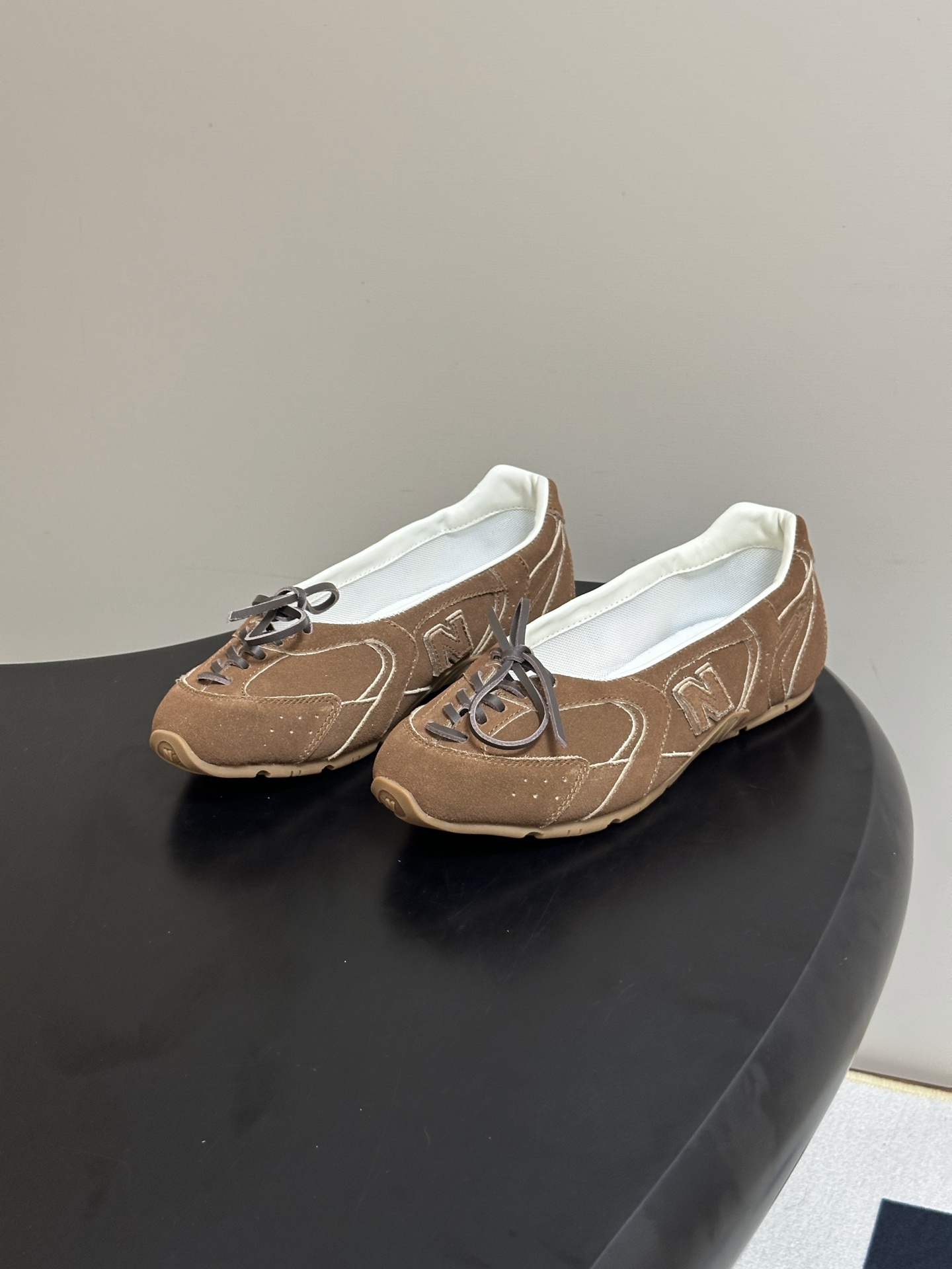 2026早秋新款 MIUMIU X NEW Balance 缪缪 NB联名浅口芭蕾舞鞋系带平底休闲单鞋 自带松弛复古文艺