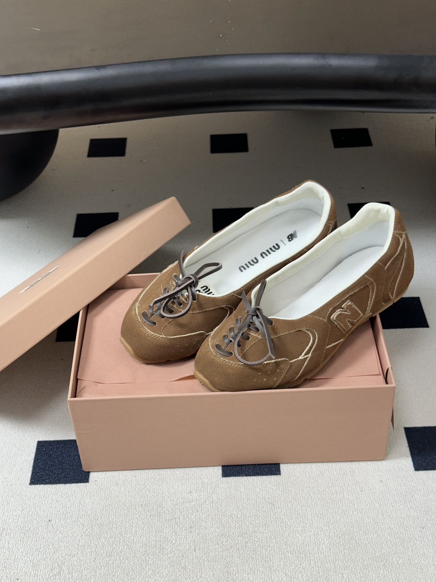 2026早秋新款 MIUMIU X NEW Balance 缪缪 NB联名浅口芭蕾舞鞋系带平底休闲单鞋 自带松弛复古文艺