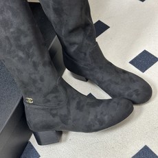 2026 秋冬新款 Chanel 小香经典双C扣圆头后拉链弹力长靴粗跟瘦腿靴 绝绝子系列走秀款,香家简约气质高奢风延续。 2026 秋冬新款 Chanel 小香经典双C扣圆头后拉链弹力长靴粗跟瘦腿靴 绝绝子系列走秀款,香家简约气质高奢风延续。