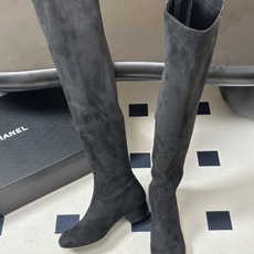 2026 秋冬新款 Chanel 小香经典双C扣圆头后拉链弹力长靴粗跟瘦腿靴 绝绝子系列走秀款,香家简约气质高奢风延续。 2026 秋冬新款 Chanel 小香经典双C扣圆头后拉链弹力长靴粗跟瘦腿靴 绝绝子系列走秀款,香家简约气质高奢风延续。