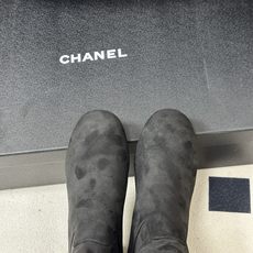 2026 秋冬新款 Chanel 小香经典双C扣圆头后拉链弹力长靴粗跟瘦腿靴 绝绝子系列走秀款,香家简约气质高奢风延续。 2026 秋冬新款 Chanel 小香经典双C扣圆头后拉链弹力长靴粗跟瘦腿靴 绝绝子系列走秀款,香家简约气质高奢风延续。