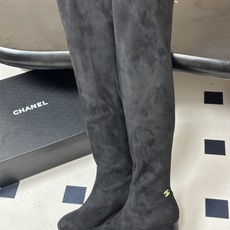 2026 秋冬新款 Chanel 小香经典双C扣圆头后拉链弹力长靴粗跟瘦腿靴 绝绝子系列走秀款,香家简约气质高奢风延续。 2026 秋冬新款 Chanel 小香经典双C扣圆头后拉链弹力长靴粗跟瘦腿靴 绝绝子系列走秀款,香家简约气质高奢风延续。