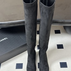 2026 秋冬新款 Chanel 小香经典双C扣圆头后拉链弹力长靴粗跟瘦腿靴 绝绝子系列走秀款,香家简约气质高奢风延续。 2026 秋冬新款 Chanel 小香经典双C扣圆头后拉链弹力长靴粗跟瘦腿靴 绝绝子系列走秀款,香家简约气质高奢风延续。