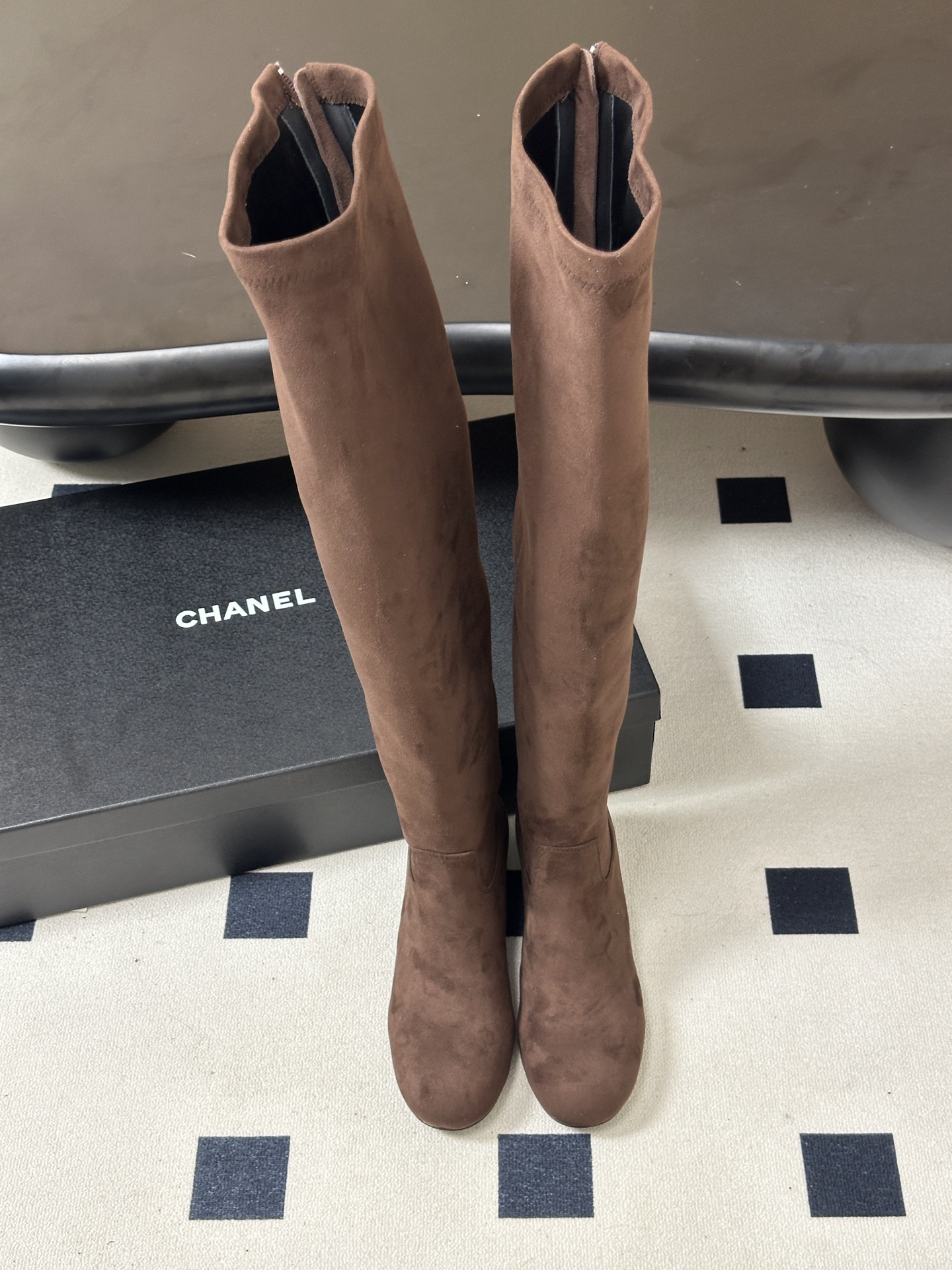 2026 秋冬新款 Chanel 小香经典双C扣圆头后拉链弹力长靴粗跟瘦腿靴 绝绝子系列走秀款，香家简约气质高奢风延续。