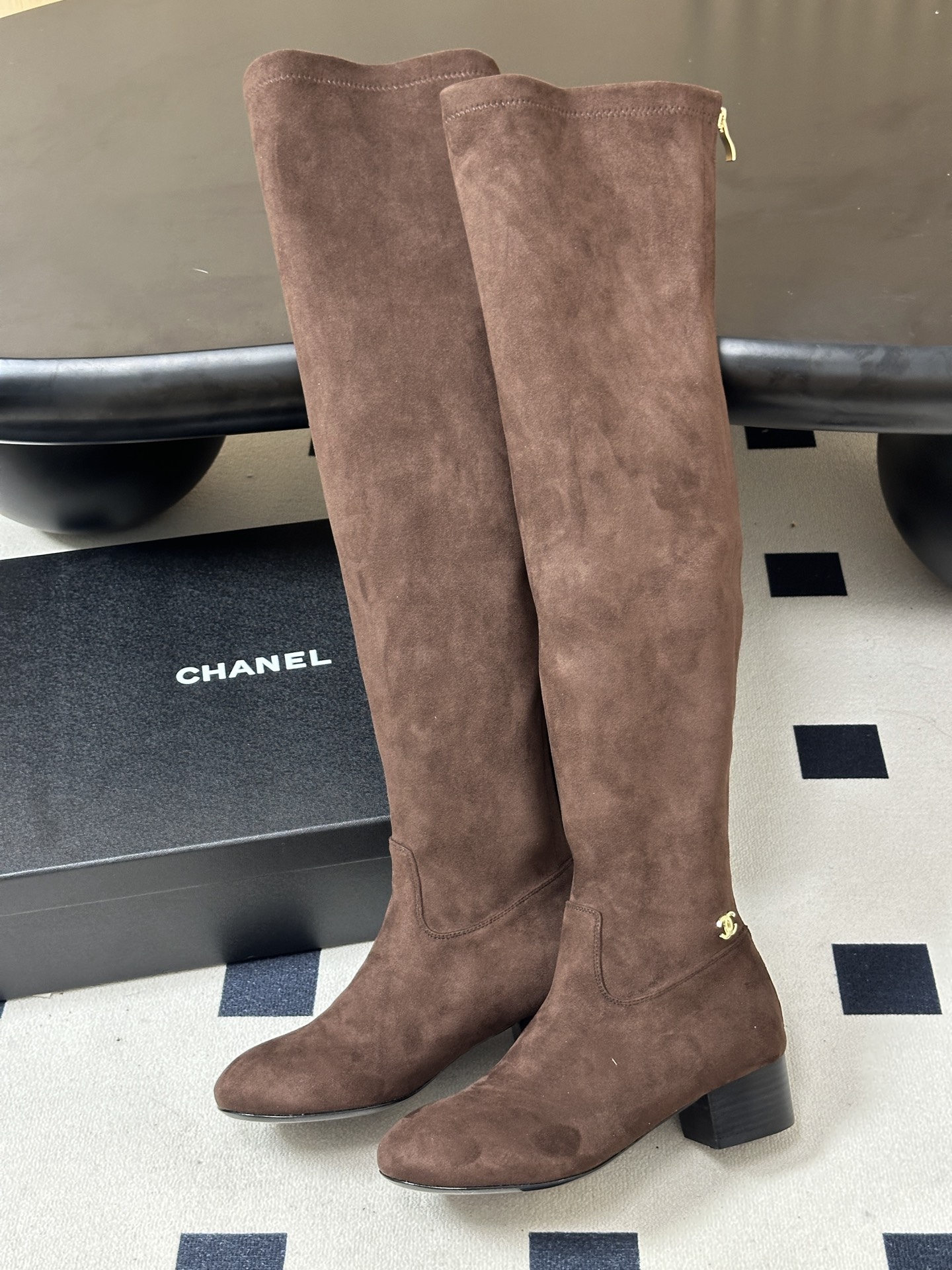 2026 秋冬新款 Chanel 小香经典双C扣圆头后拉链弹力长靴粗跟瘦腿靴 绝绝子系列走秀款，香家简约气质高奢风延续。