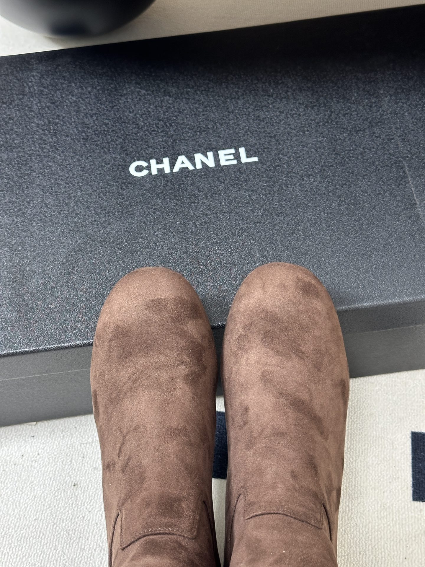 2026 秋冬新款 Chanel 小香经典双C扣圆头后拉链弹力长靴粗跟瘦腿靴 绝绝子系列走秀款，香家简约气质高奢风延续。