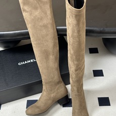 2026 秋冬新款 Chanel 小香经典双C扣圆头后拉链弹力长靴粗跟瘦腿靴 绝绝子系列走秀款,香家简约气质高奢风延续。 2026 秋冬新款 Chanel 小香经典双C扣圆头后拉链弹力长靴粗跟瘦腿靴 绝绝子系列走秀款,香家简约气质高奢风延续。