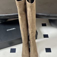 2026 秋冬新款 Chanel 小香经典双C扣圆头后拉链弹力长靴粗跟瘦腿靴 绝绝子系列走秀款,香家简约气质高奢风延续。 2026 秋冬新款 Chanel 小香经典双C扣圆头后拉链弹力长靴粗跟瘦腿靴 绝绝子系列走秀款,香家简约气质高奢风延续。
