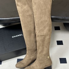 2026 秋冬新款 Chanel 小香经典双C扣圆头后拉链弹力长靴粗跟瘦腿靴 绝绝子系列走秀款,香家简约气质高奢风延续。 2026 秋冬新款 Chanel 小香经典双C扣圆头后拉链弹力长靴粗跟瘦腿靴 绝绝子系列走秀款,香家简约气质高奢风延续。
